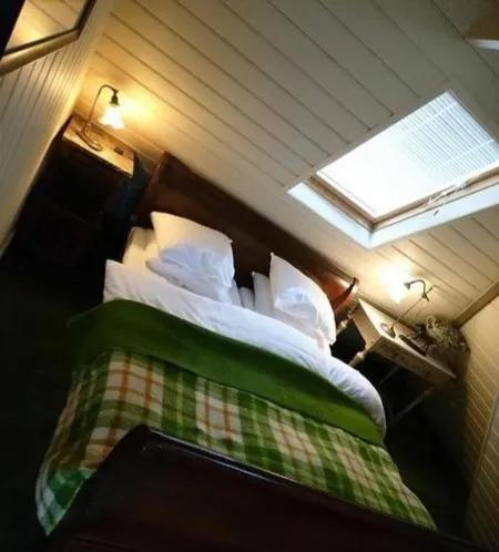 Bed in Deventer Heritage en Boutique B&B, museumhuis "De Worp", het huis met de theekoepel, logeren in authentiek historisch erfgoed