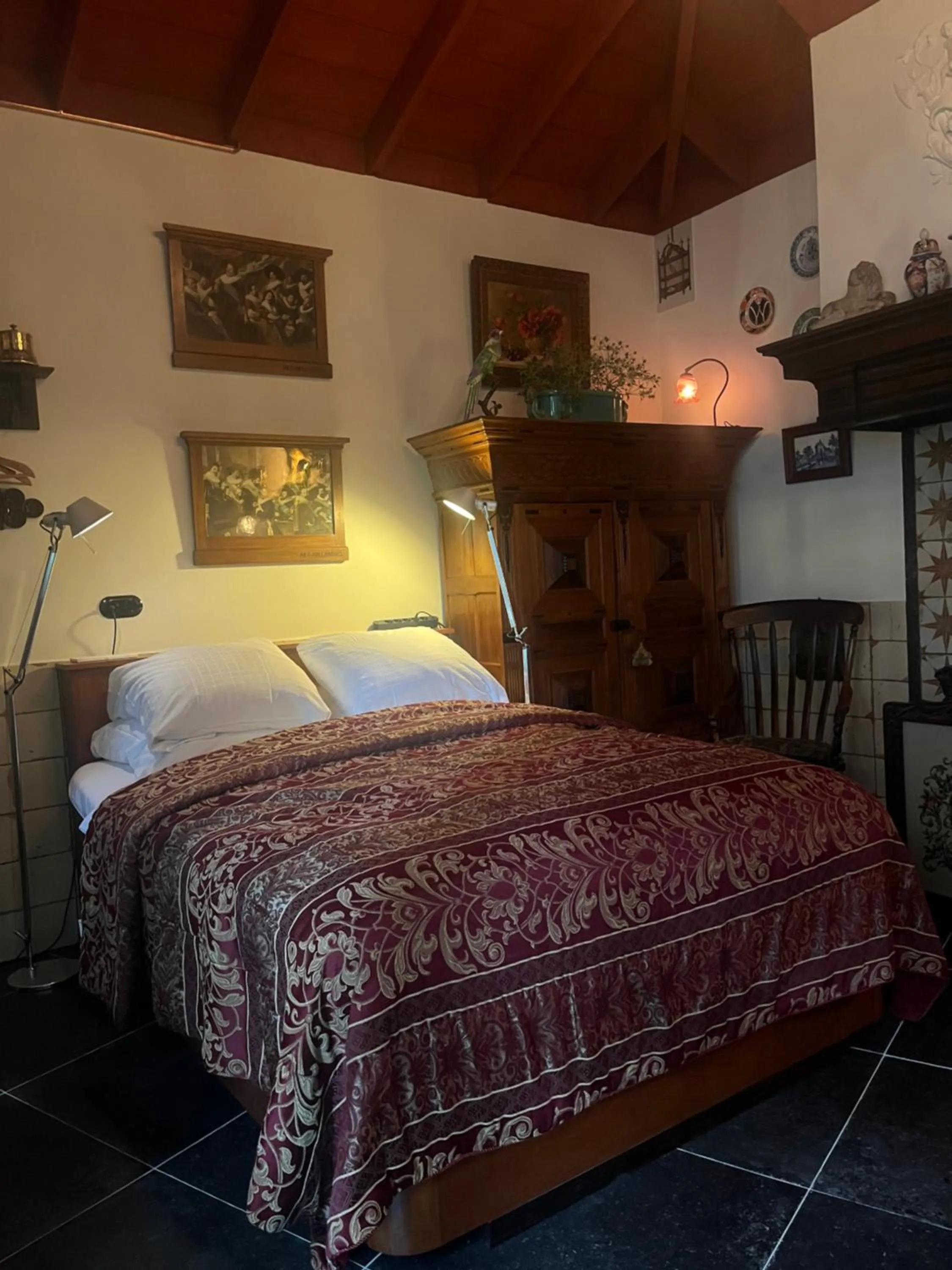 Bed in Deventer Heritage en Boutique B&B, museumhuis "De Worp", het huis met de theekoepel, logeren in authentiek historisch erfgoed