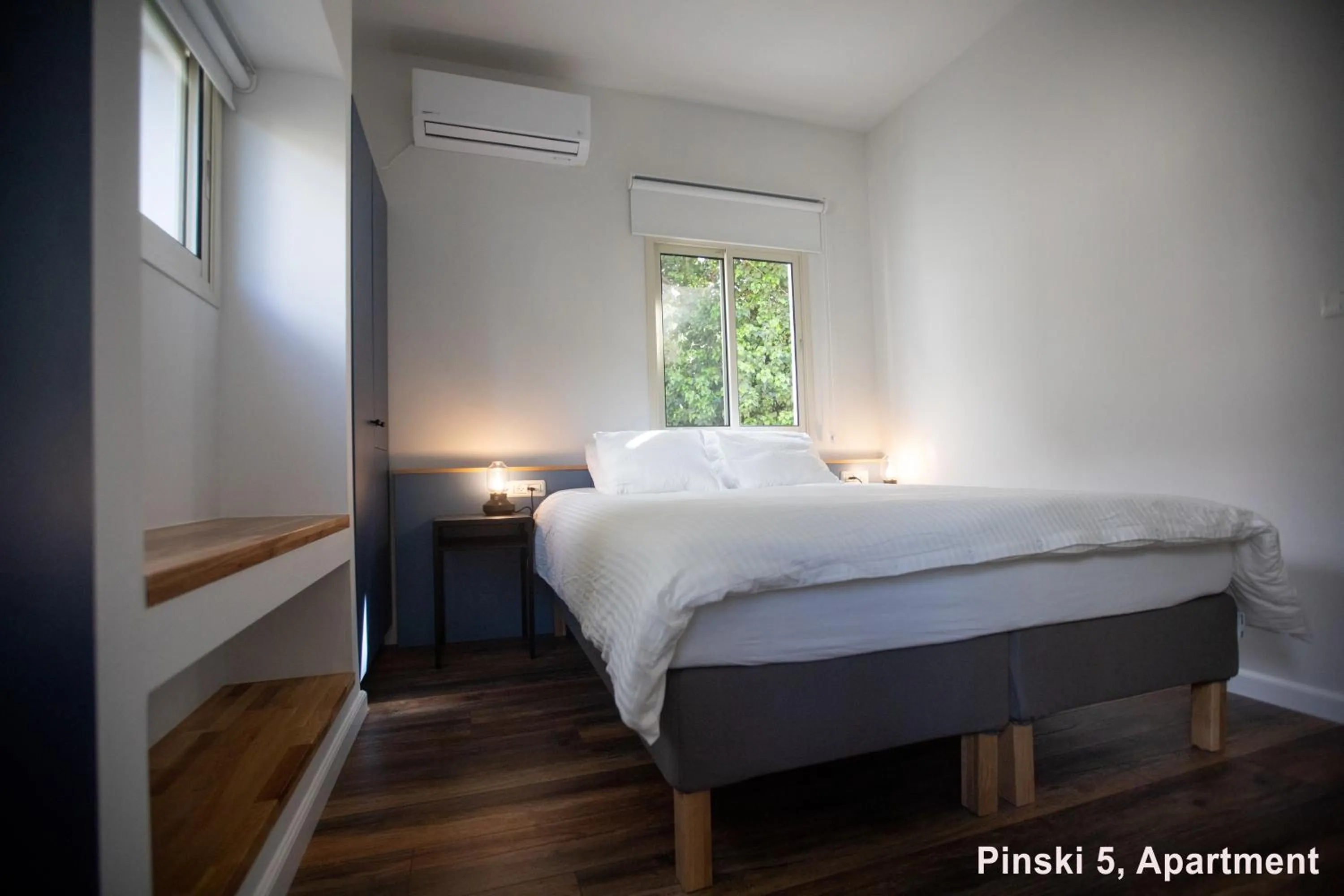 Photo of the whole room, Bed in Carmel Boutique Apartments