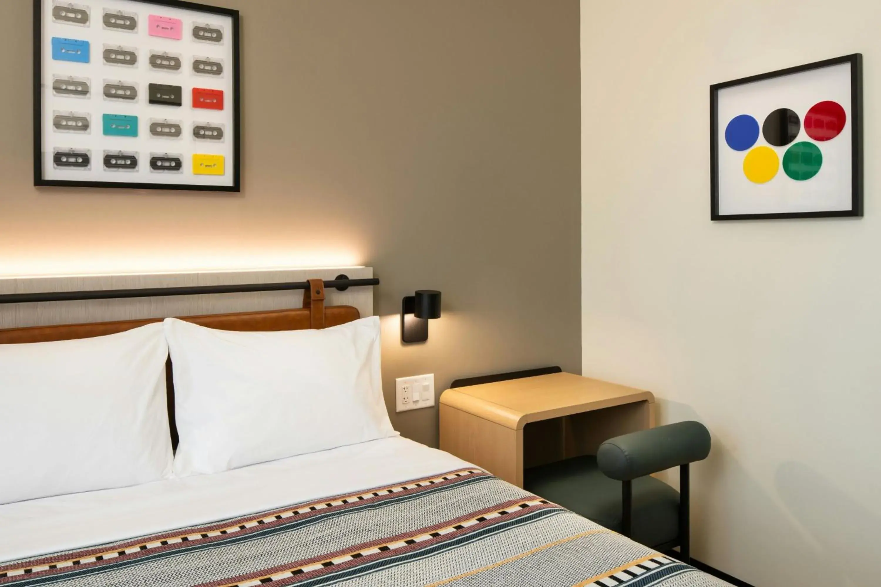 Standard Queen Room in Moxy Atlanta Downtown Standard Queen Room in Moxy Atlanta Downtown