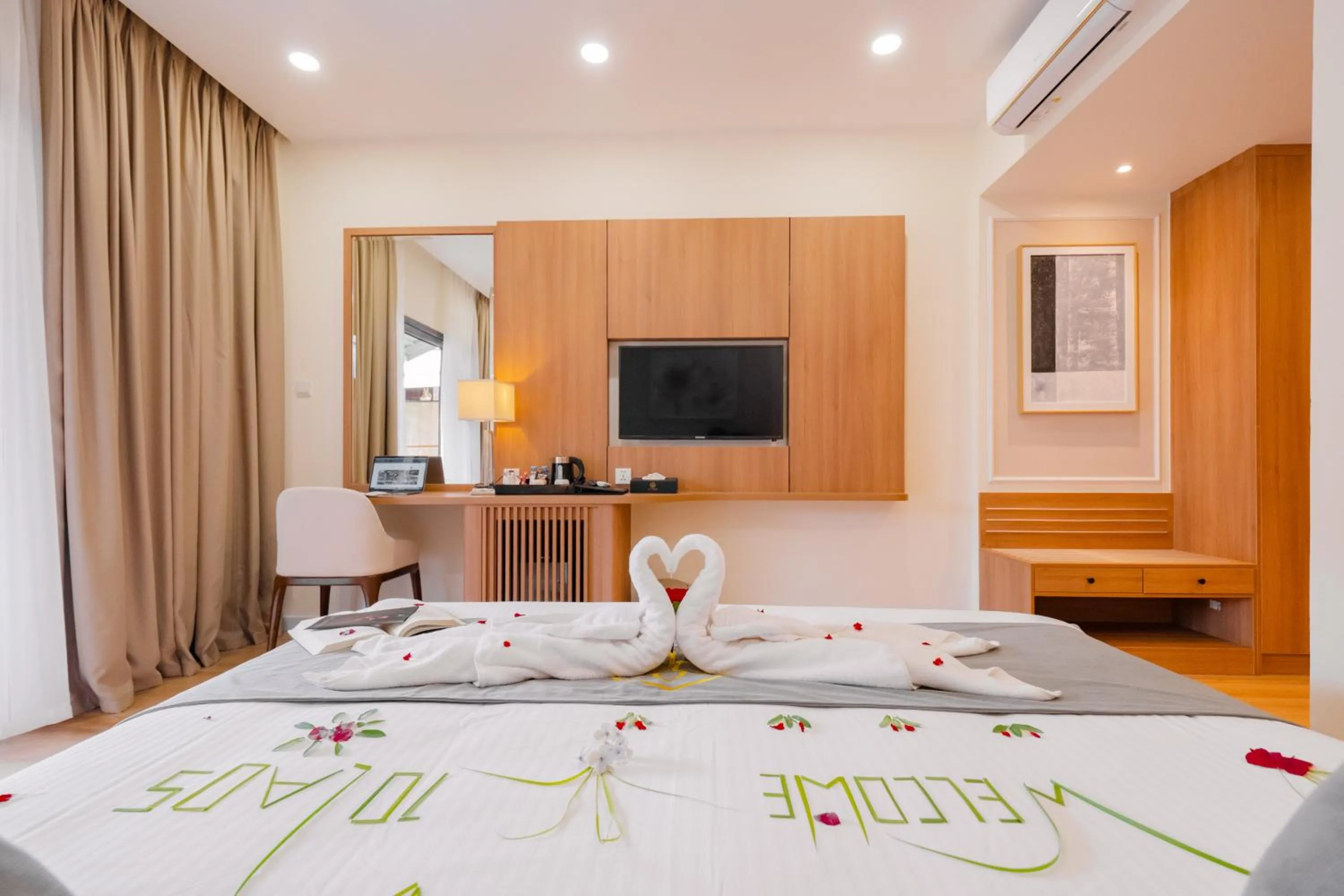 Photo of the whole room, Bed in Villa Oasis Luang Prabang