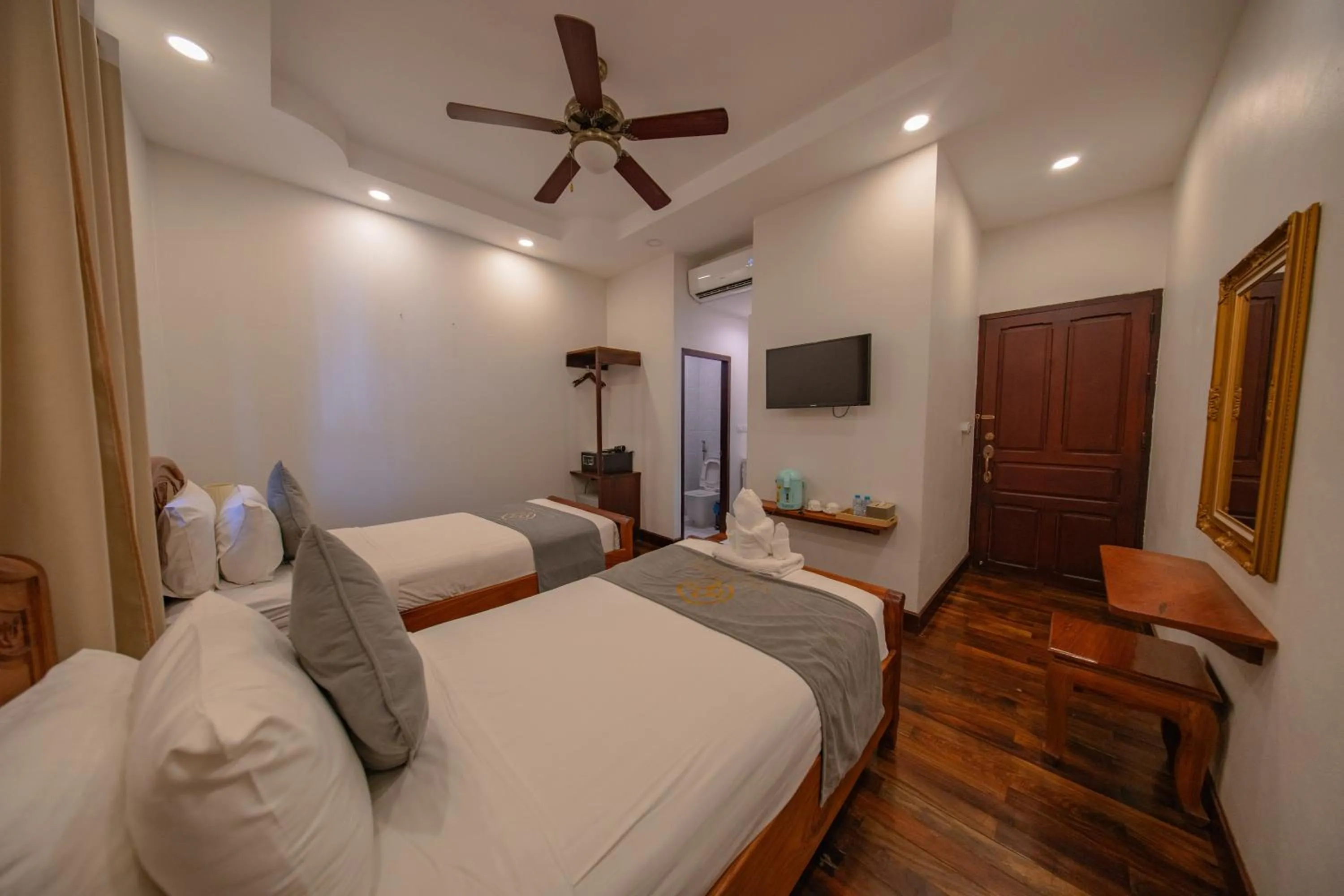 Photo of the whole room, Bed in Villa Oasis Luang Prabang