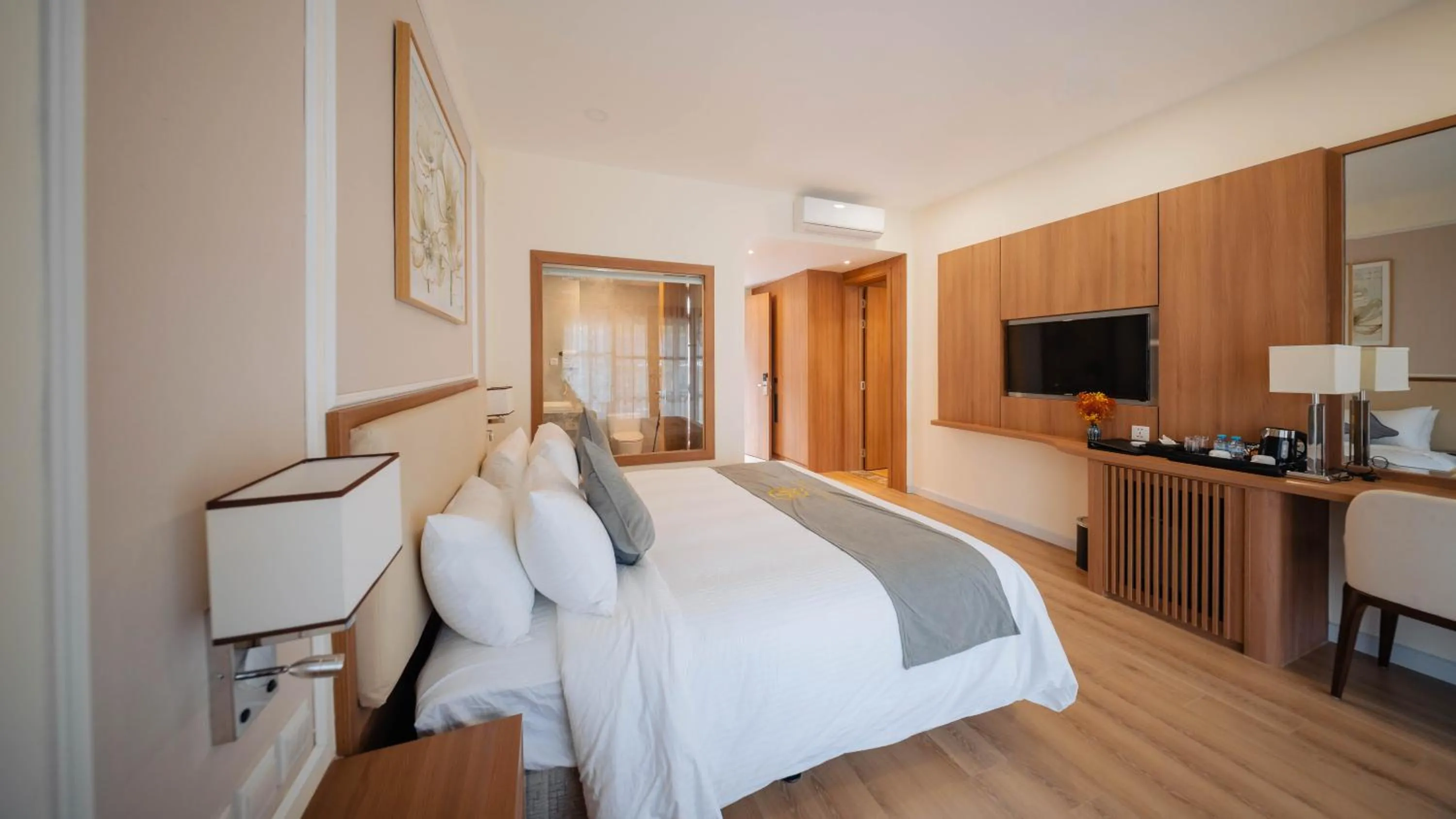 Photo of the whole room, Bed in Villa Oasis Luang Prabang