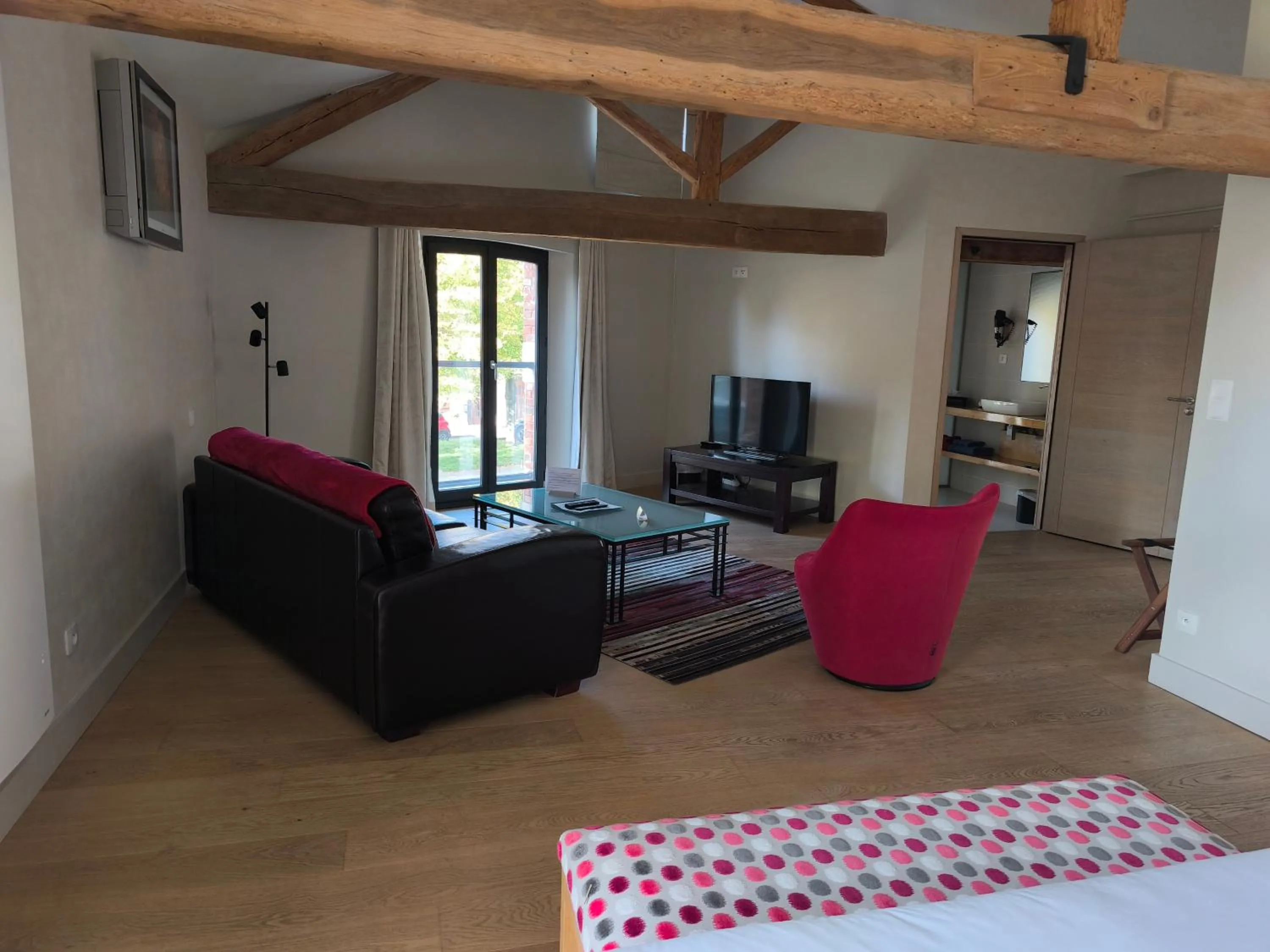 Living room, Bed in L'Atelier De Dégustation