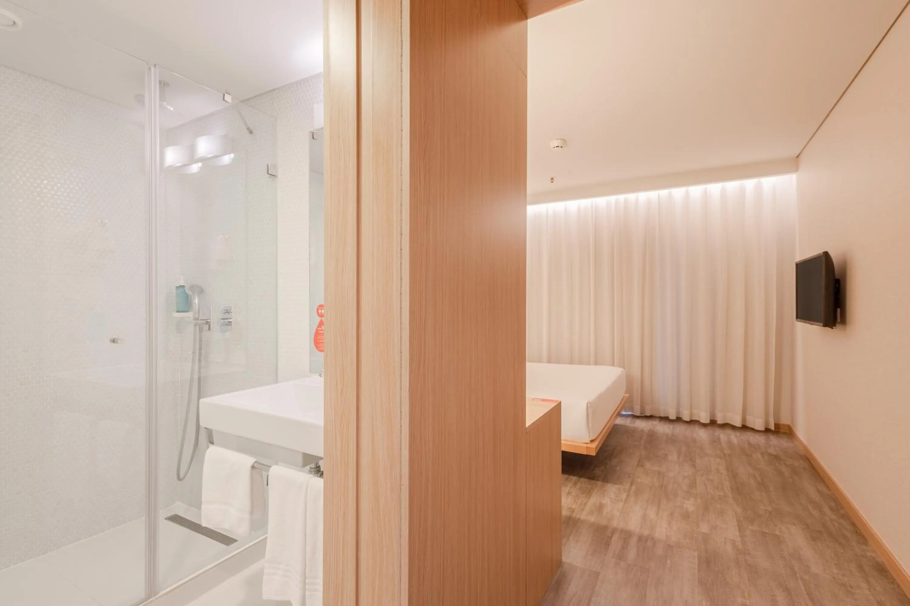 Shower in Moov Hotel Porto Norte