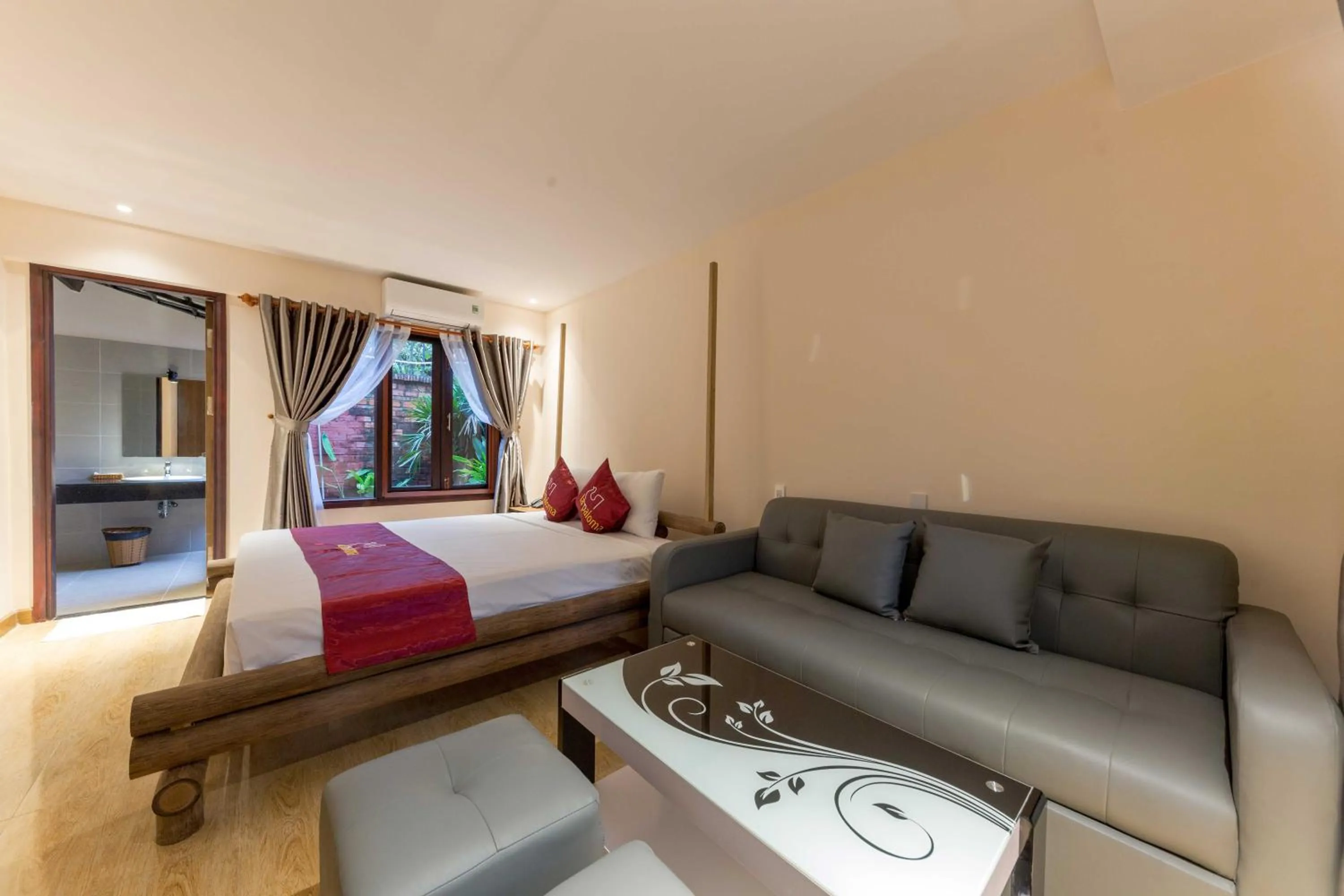 Living room, Bed in La Paloma Resort