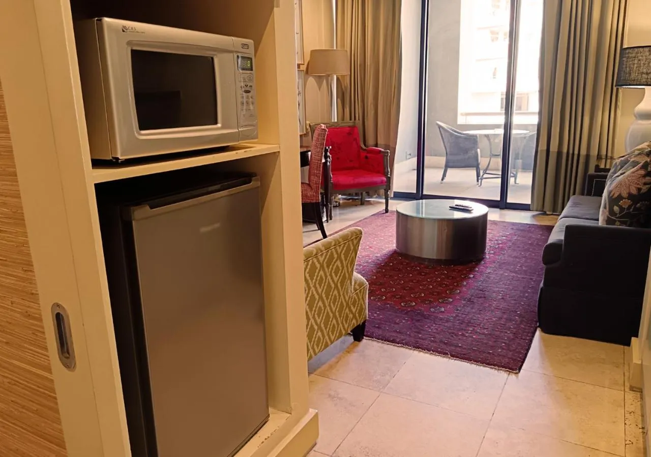 microwave in Royal Palm Hotel