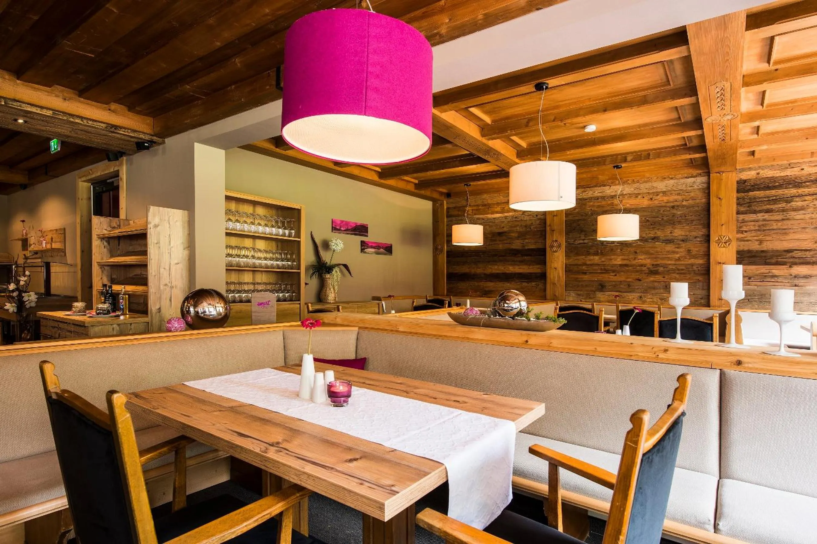 Restaurant/places to eat in smartHOTEL