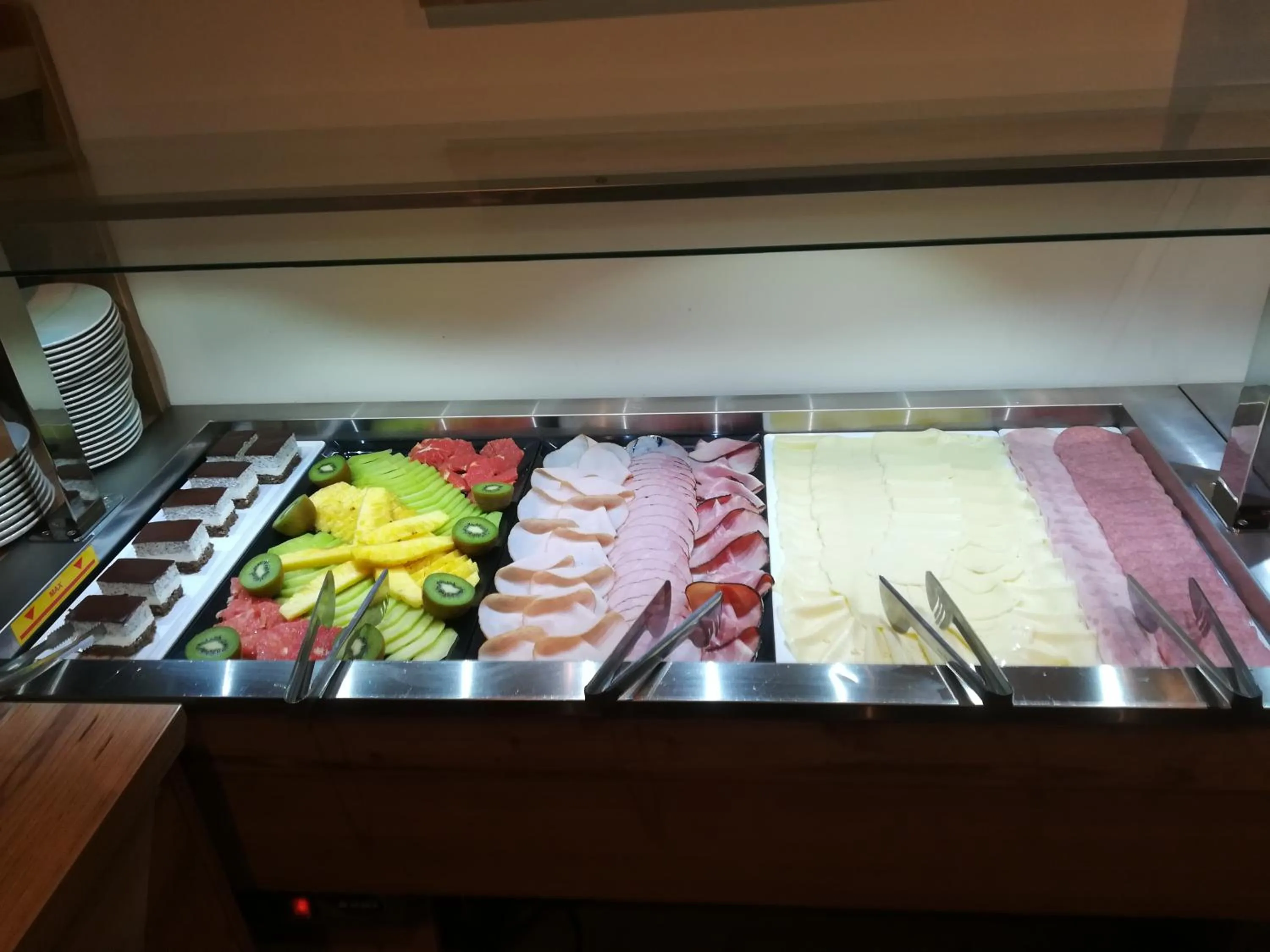 Buffet breakfast in smartHOTEL