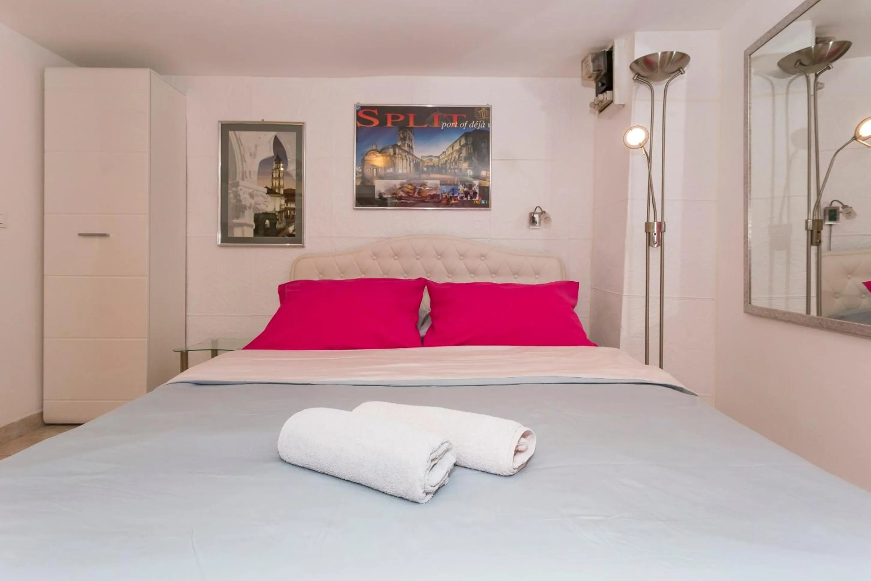 Bed in Modern and practical studio in the heart of Split