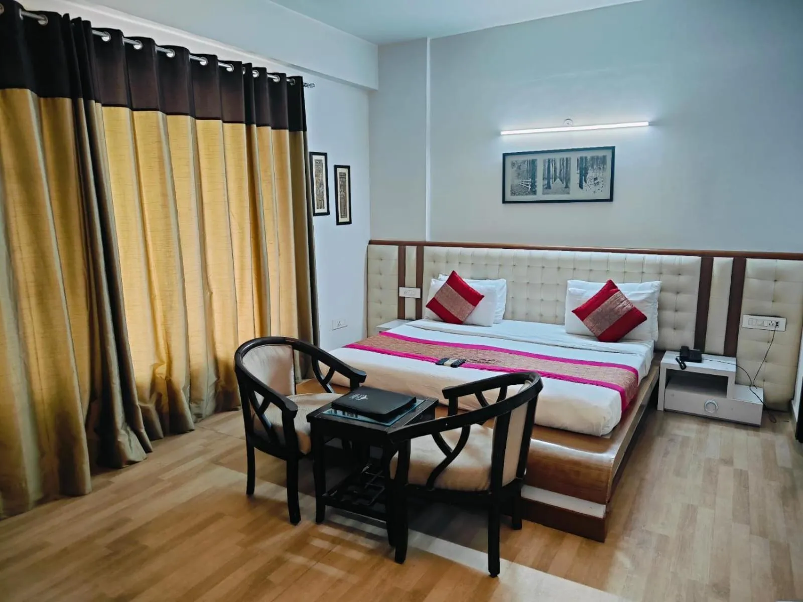 Bed in Gazebo Inn & Suites Medanta