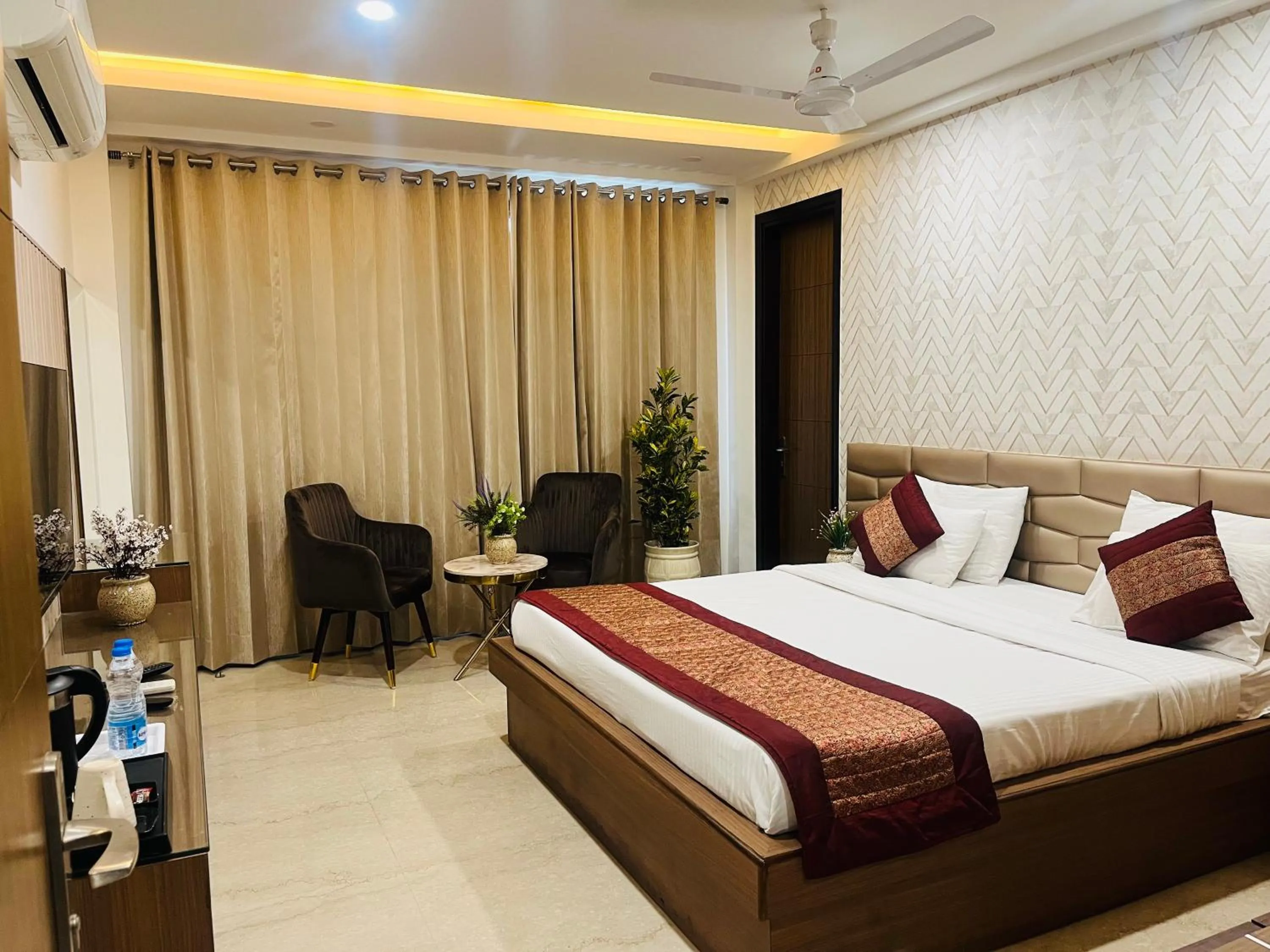 Bedroom, Bed in Gazebo Inn & Suites Medanta