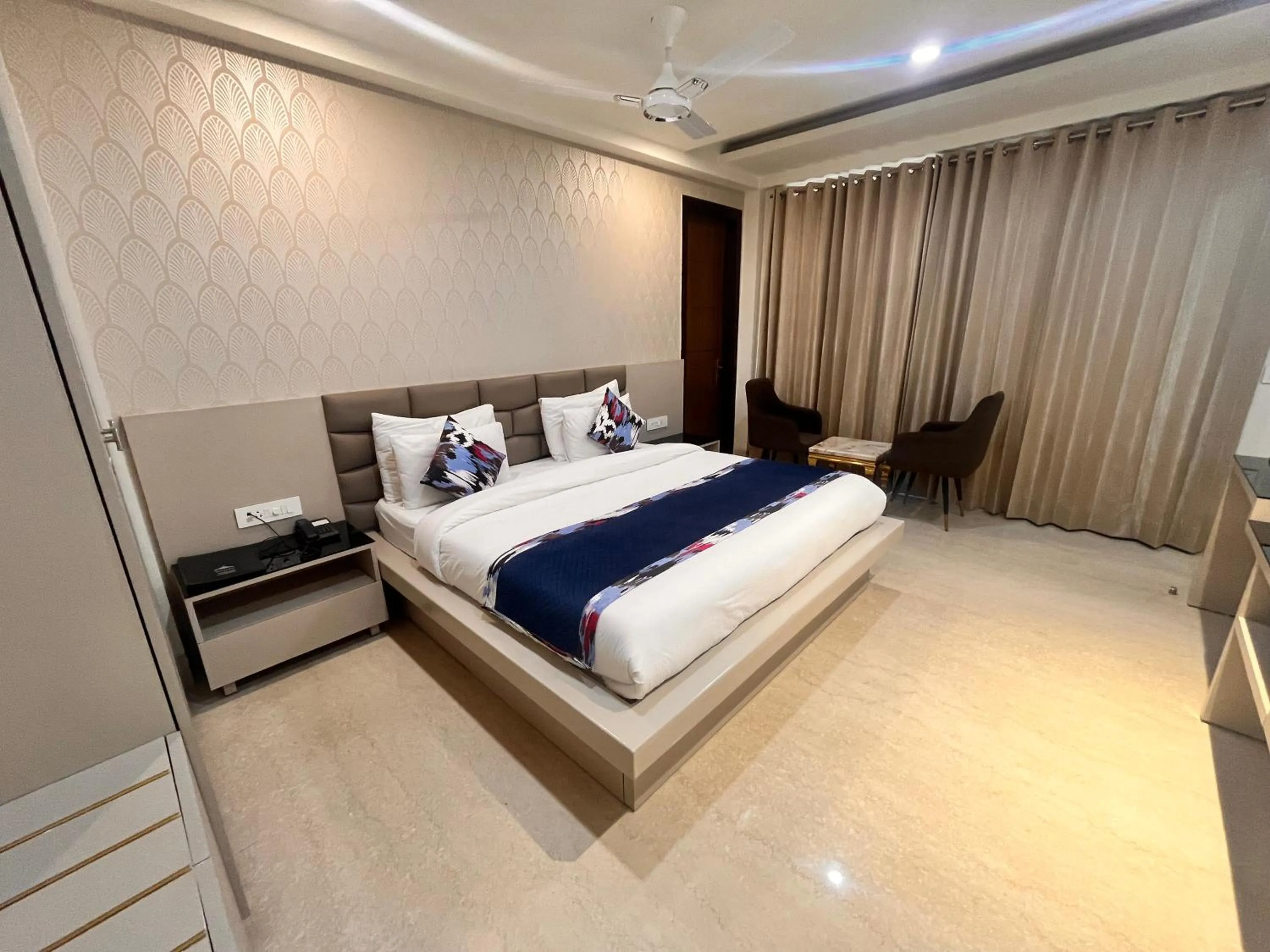 Bedroom, Bed in Gazebo Inn & Suites Medanta