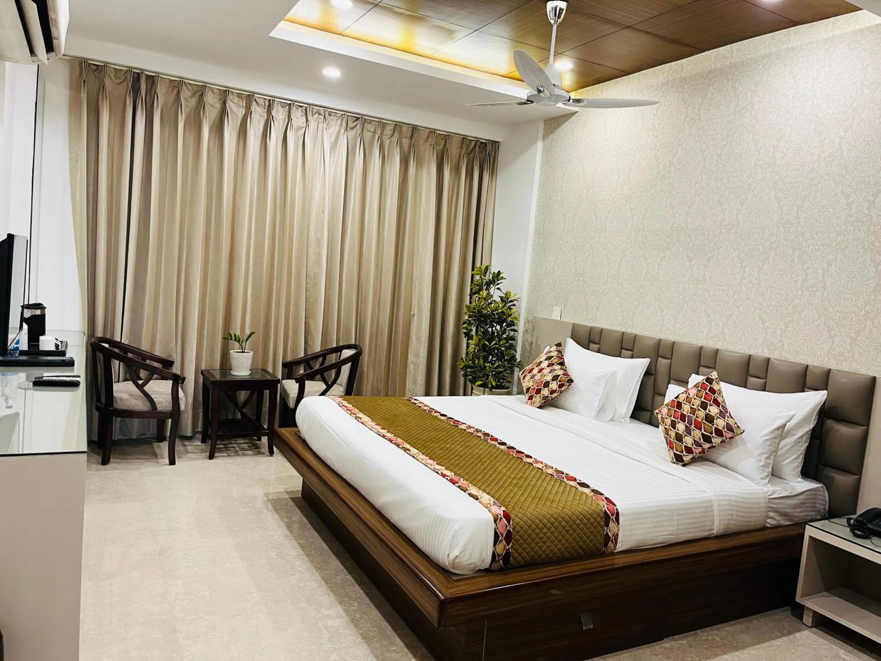 Bedroom, Bed in Gazebo Inn & Suites Medanta