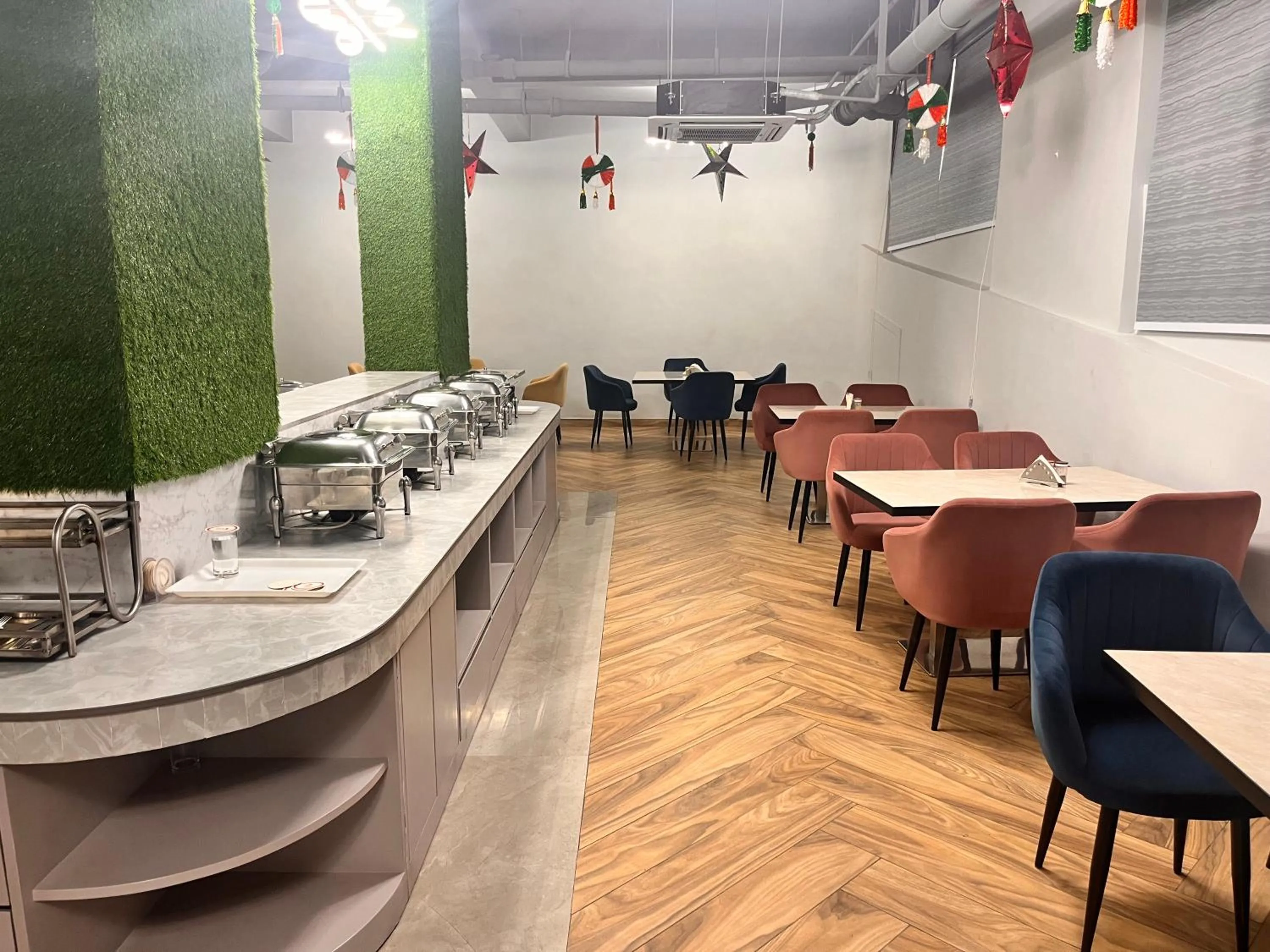 Restaurant/places to eat in Gazebo Inn & Suites Medanta