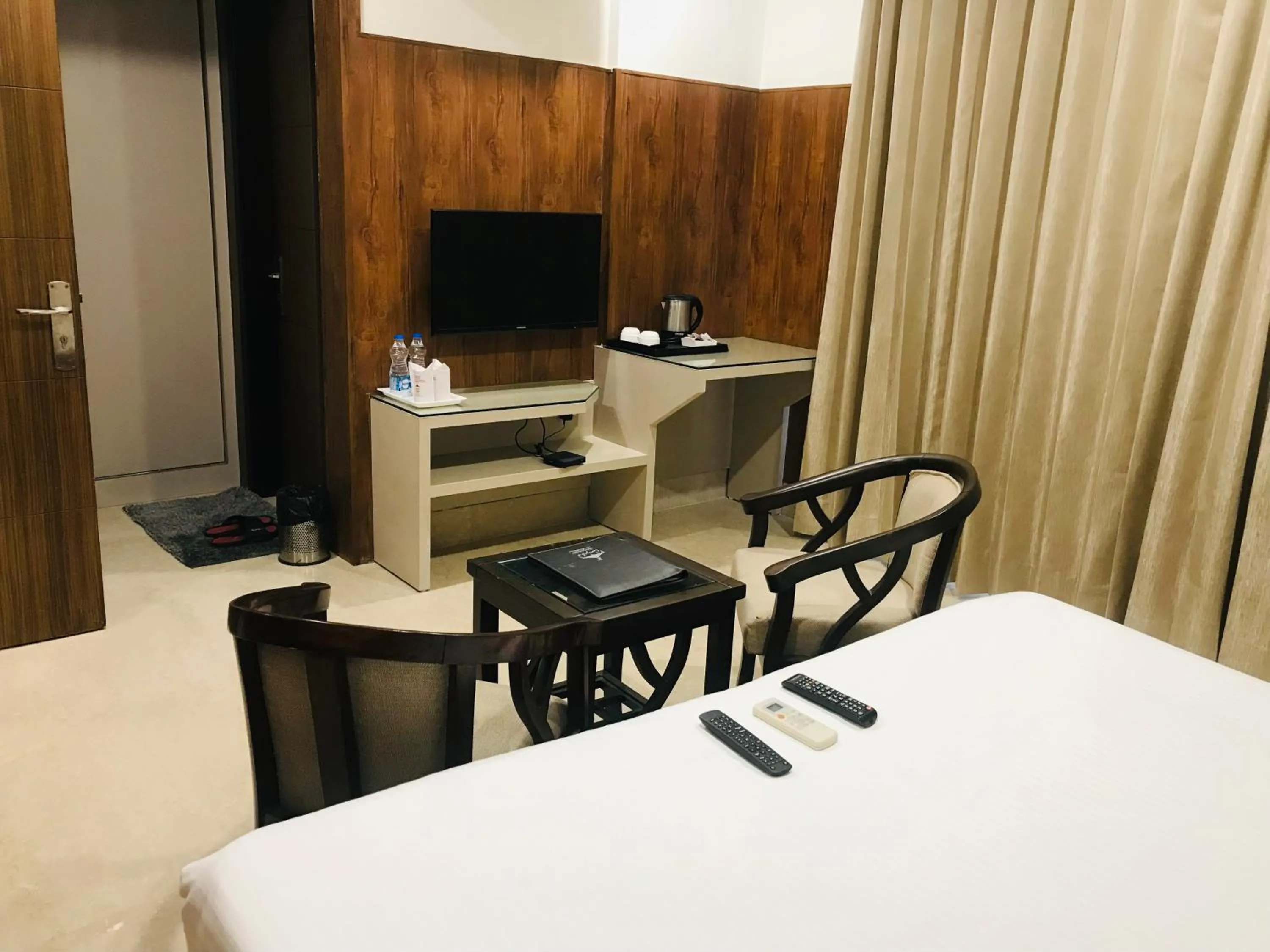 Bedroom, Bed in Gazebo Inn & Suites Medanta