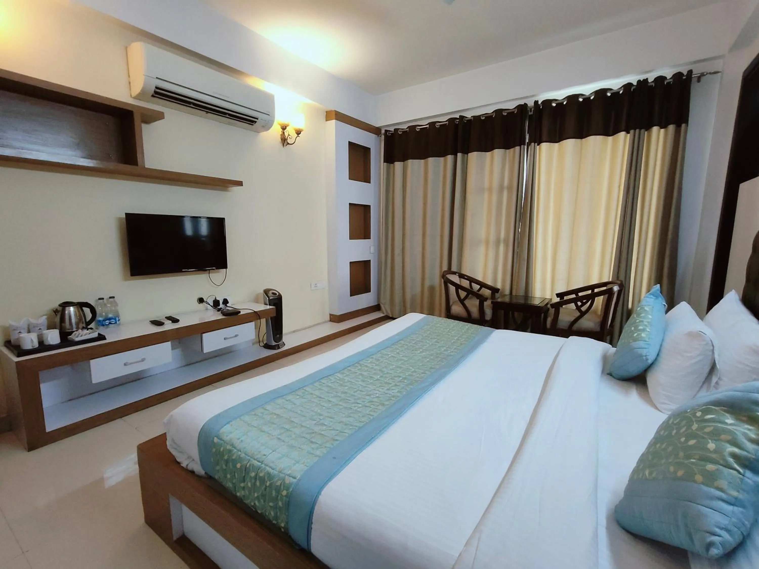 Bedroom, Bed in Gazebo Inn & Suites Medanta