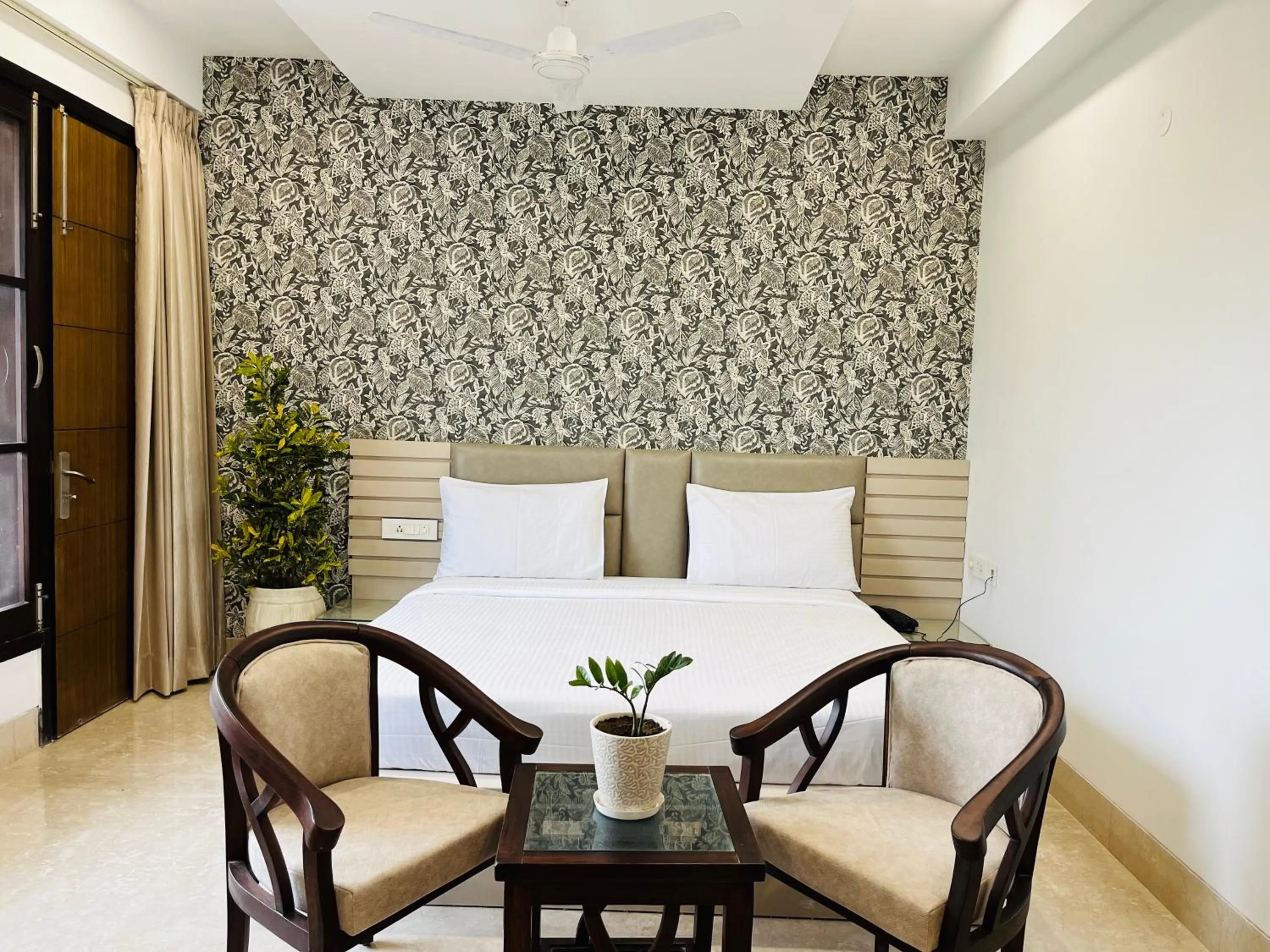 Bedroom in Gazebo Inn & Suites Medanta