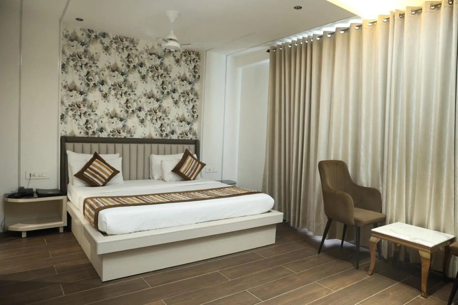 Bed in Gazebo Inn & Suites Medanta