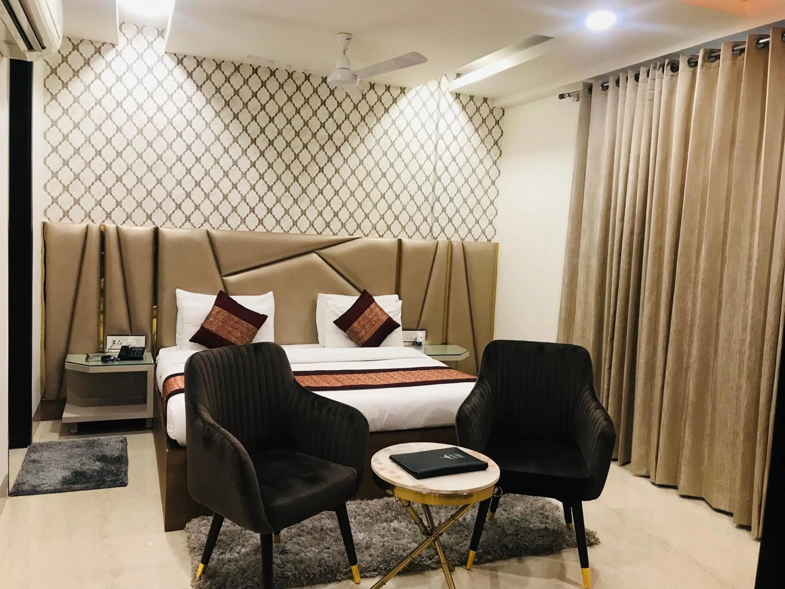 Photo of the whole room, Bed in Gazebo Inn & Suites Medanta