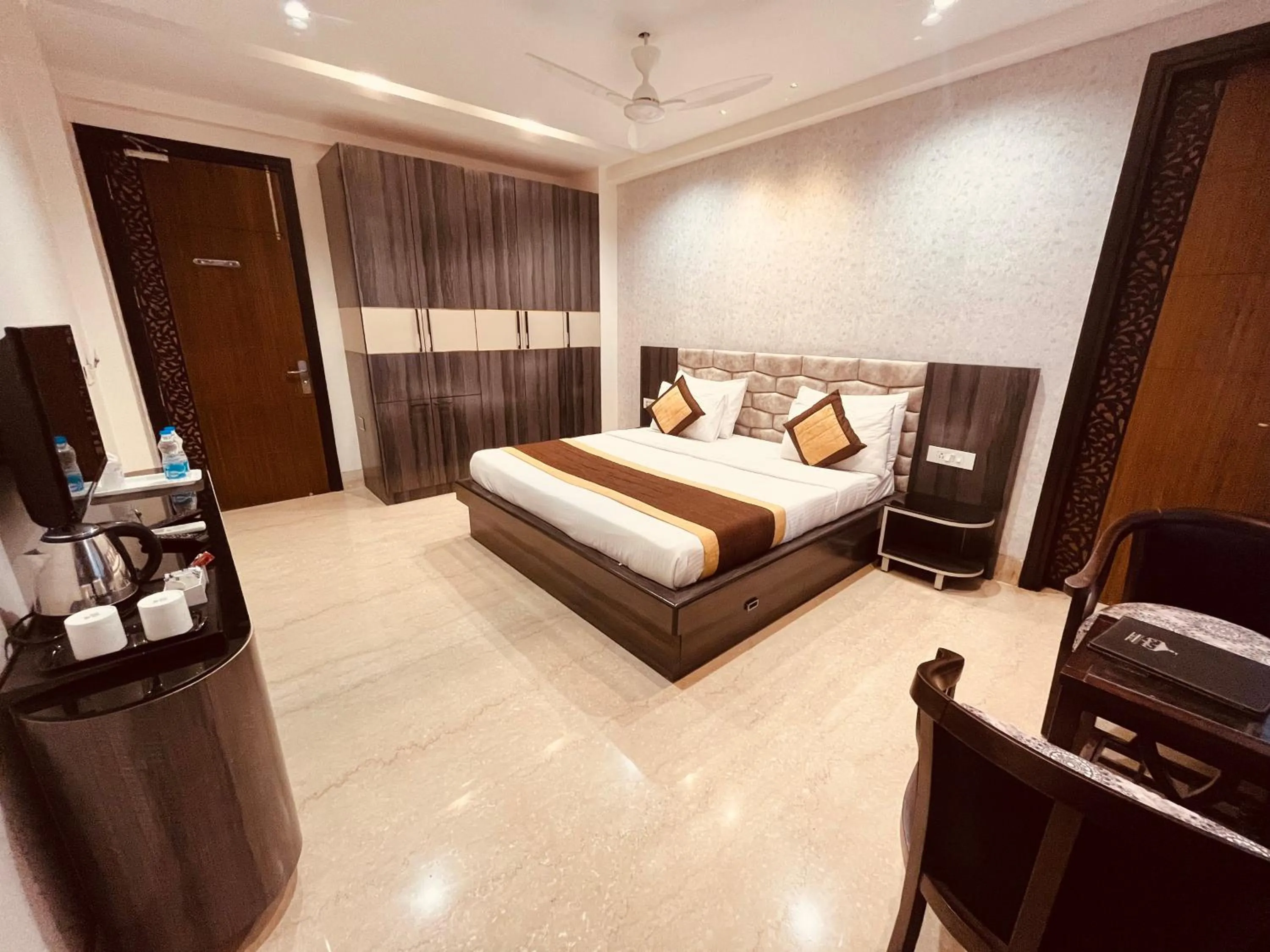 Bed in Gazebo Inn & Suites Medanta