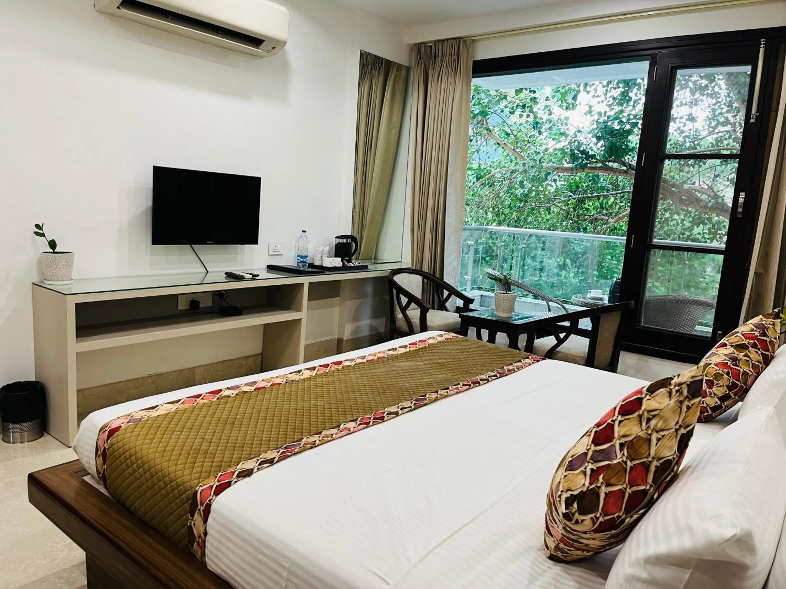 Bed in Gazebo Inn & Suites Medanta