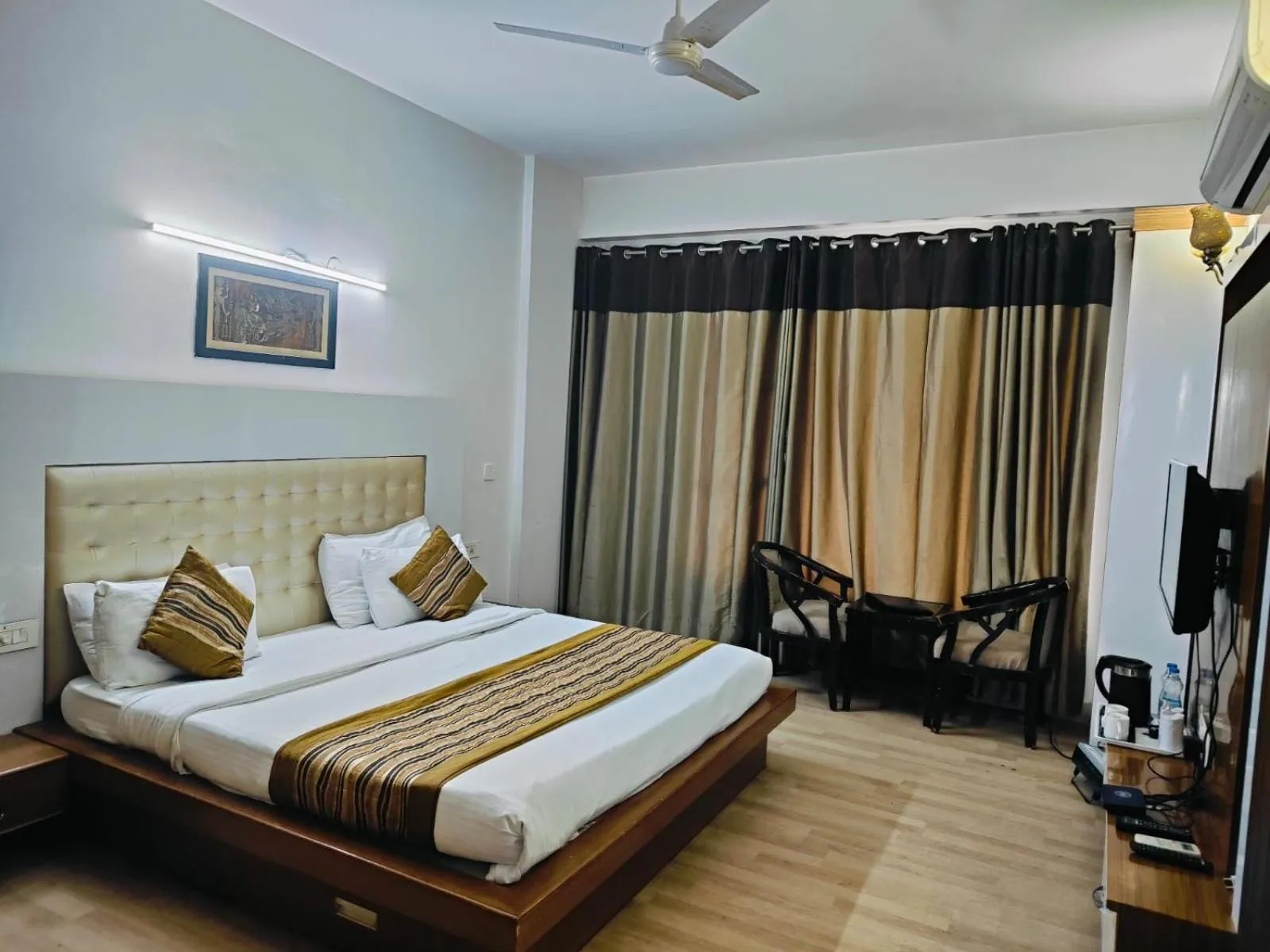 Bed in Gazebo Inn & Suites Medanta