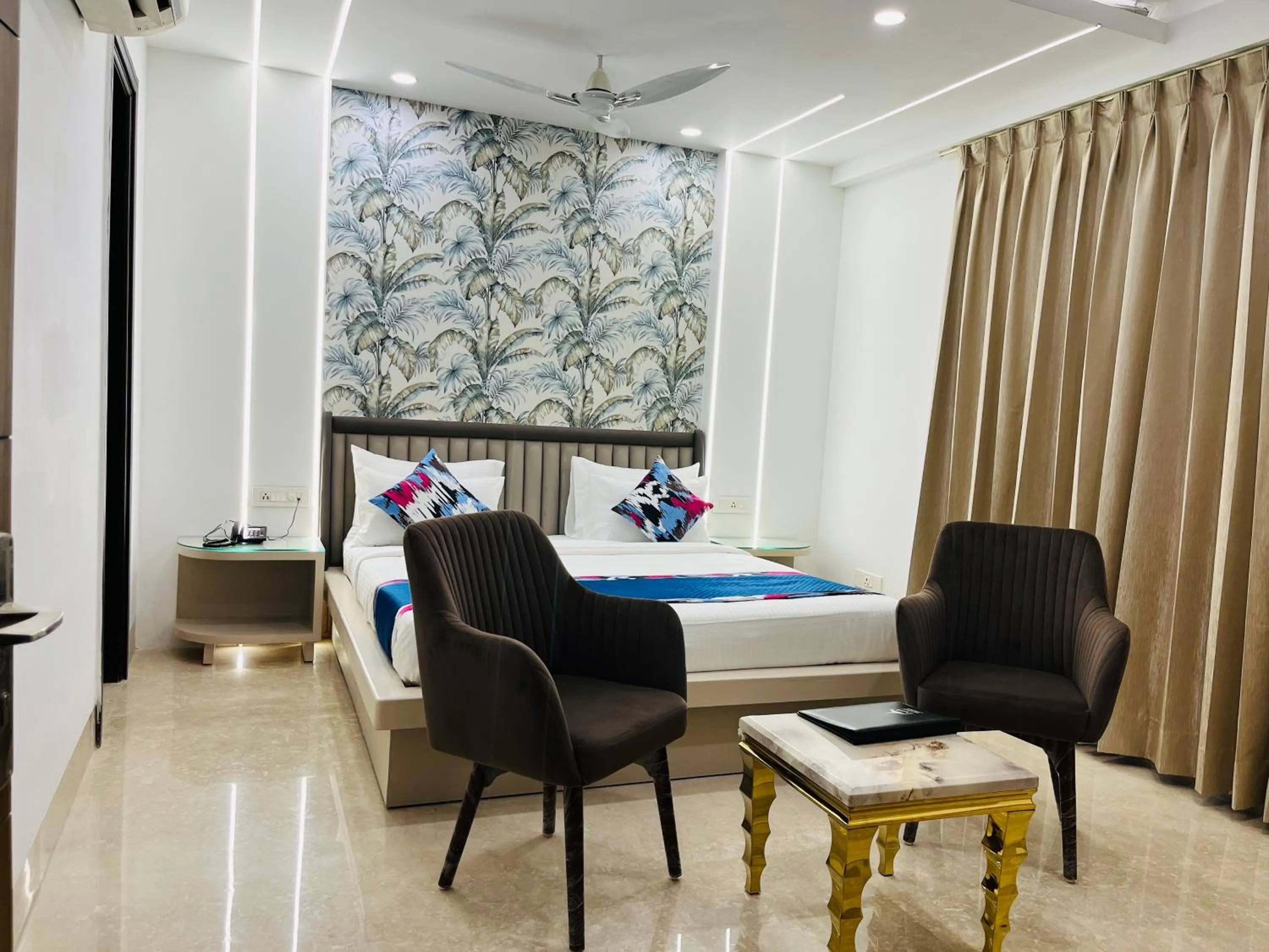 Bedroom in Gazebo Inn & Suites Medanta