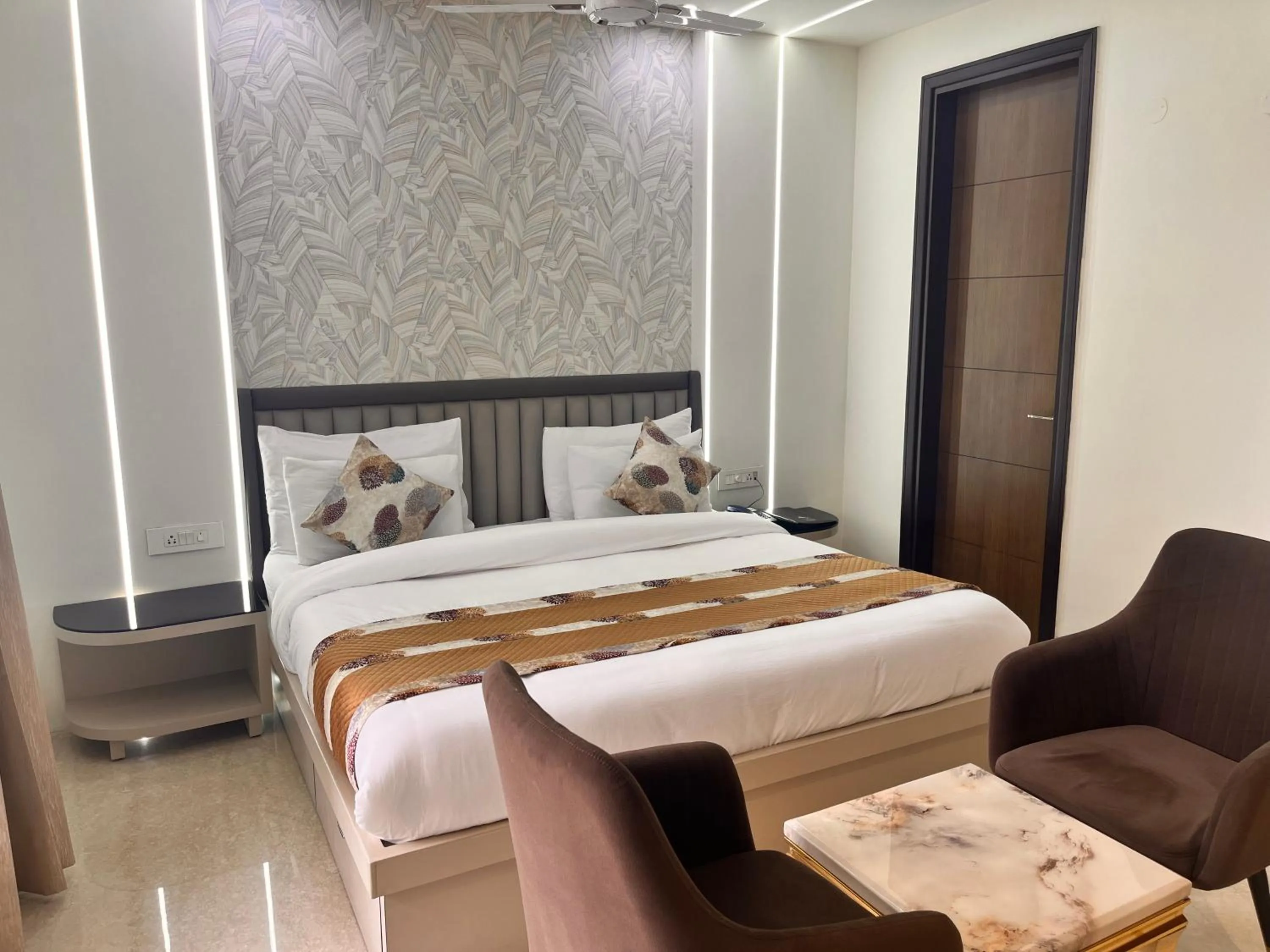 Bedroom, Bed in Gazebo Inn & Suites Medanta