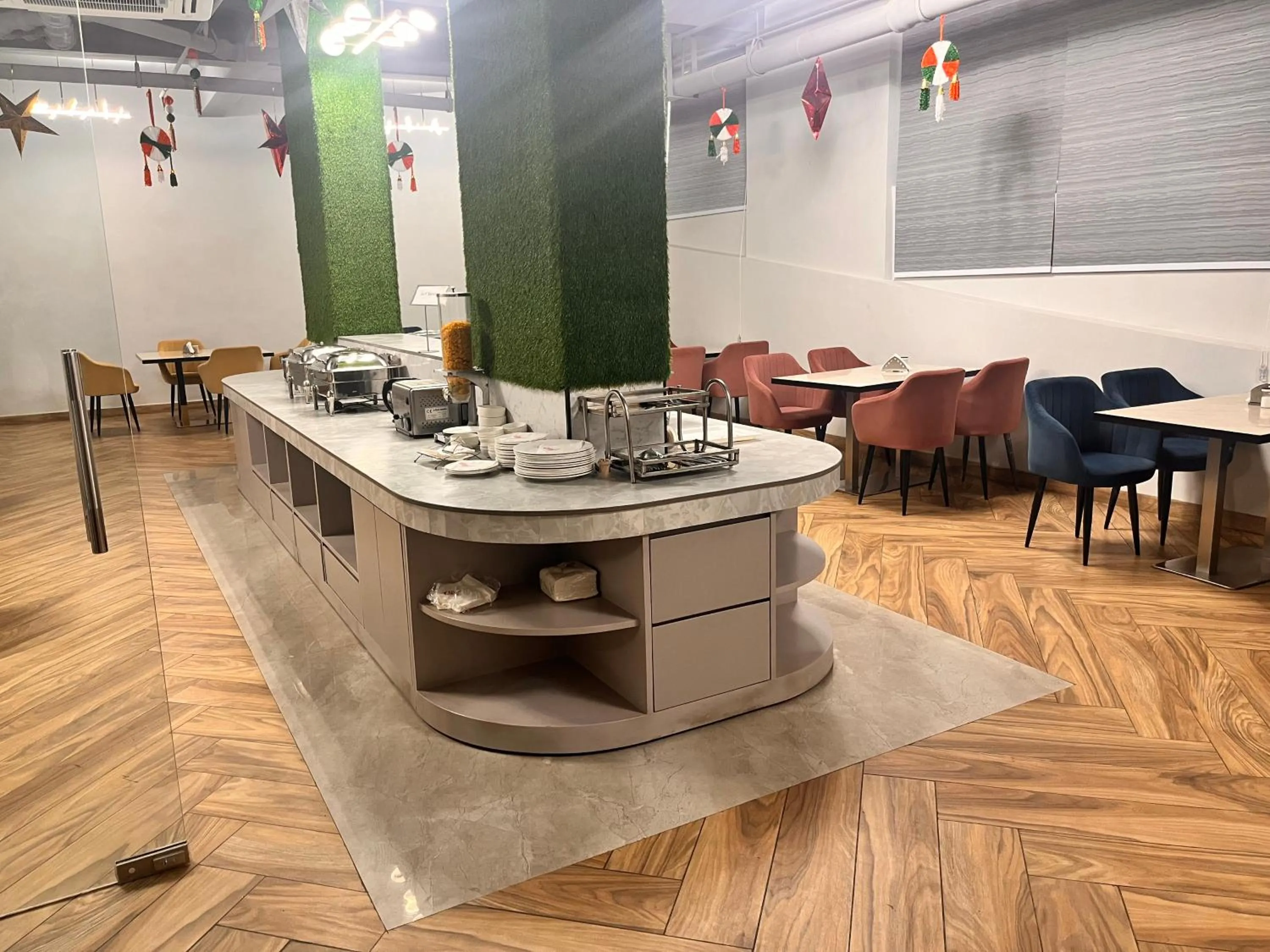 Restaurant/places to eat in Gazebo Inn & Suites Medanta