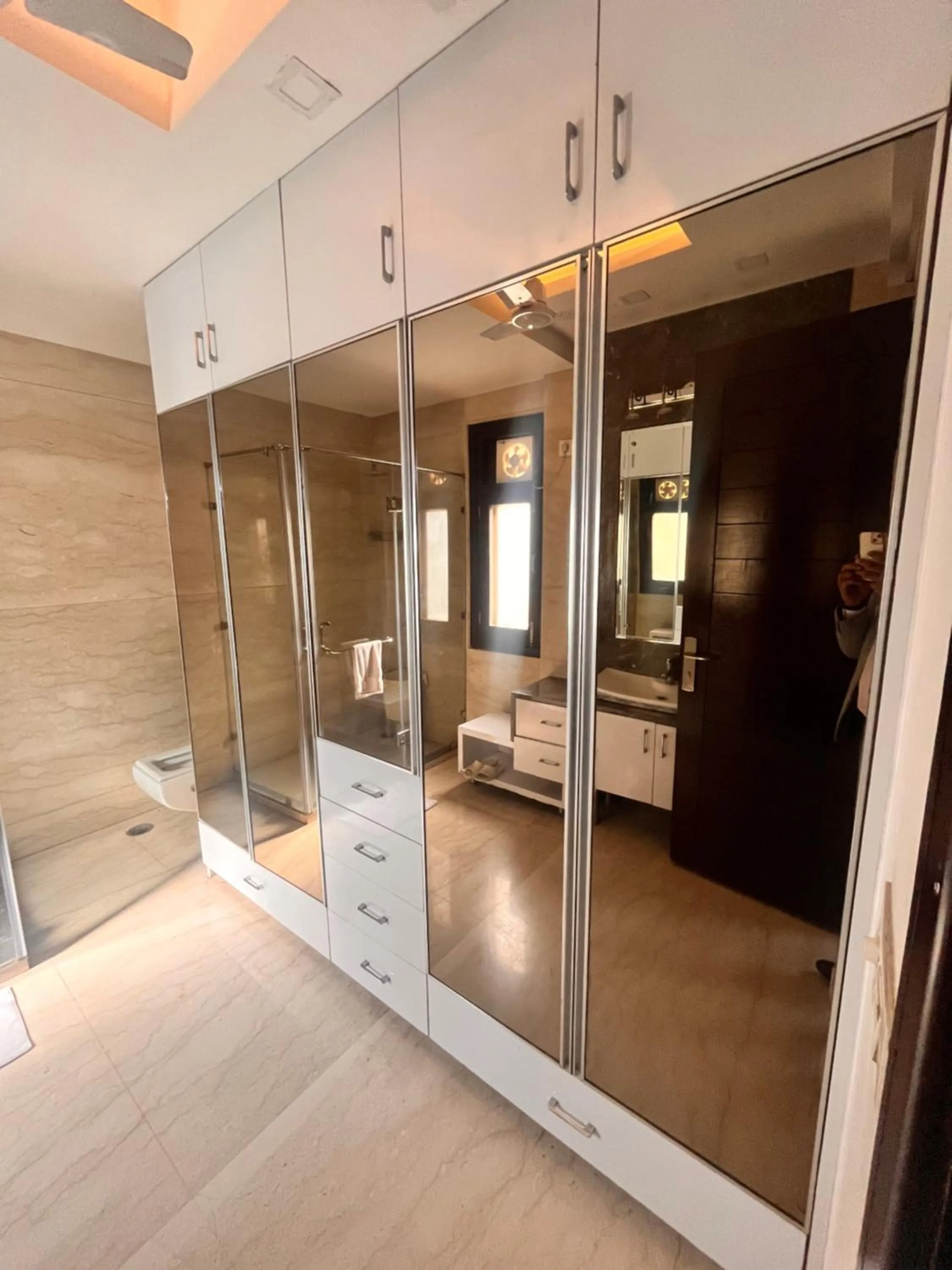 wardrobe in Gazebo Inn & Suites Medanta