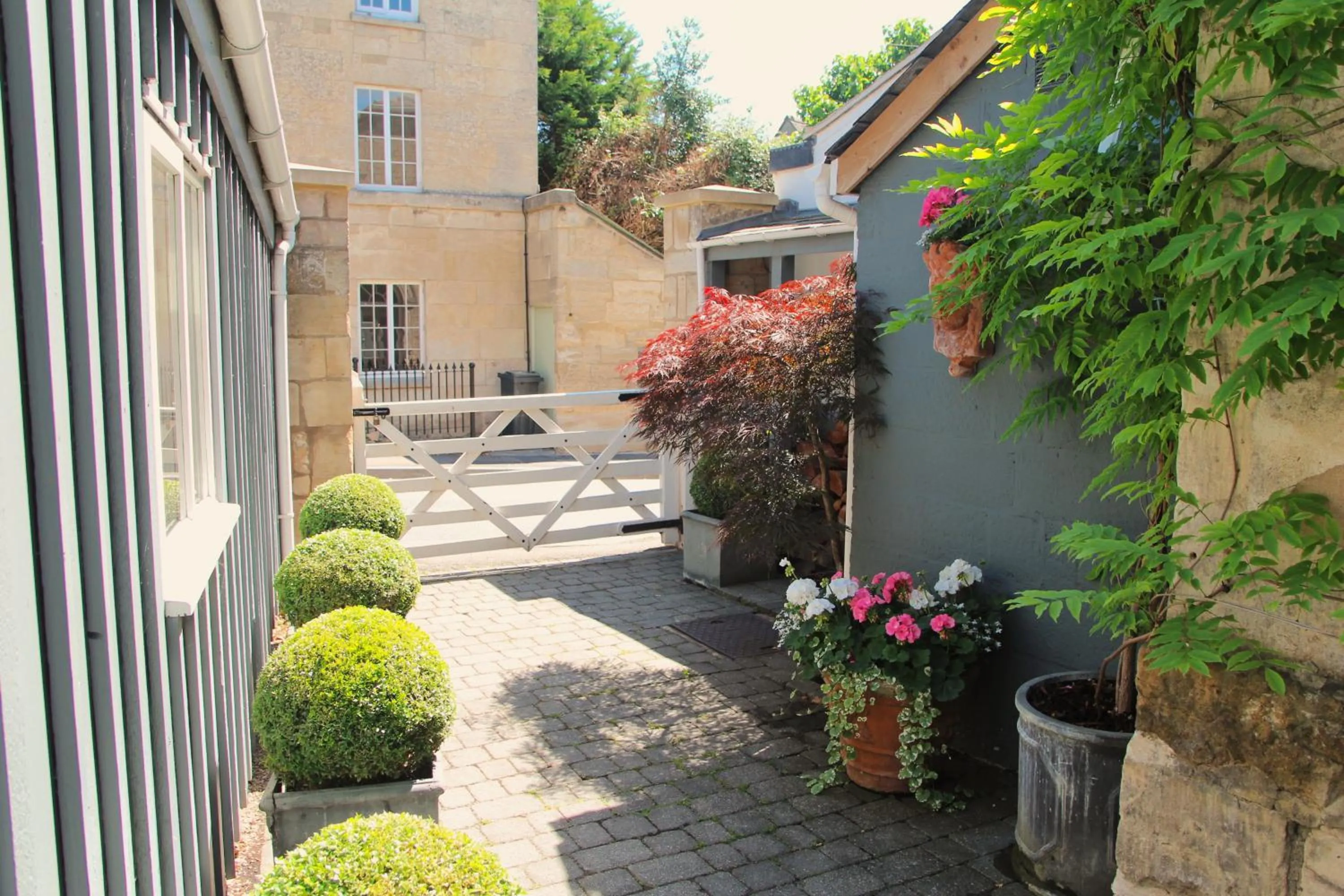 Facade/entrance in Croft House Guest Suite Painswick