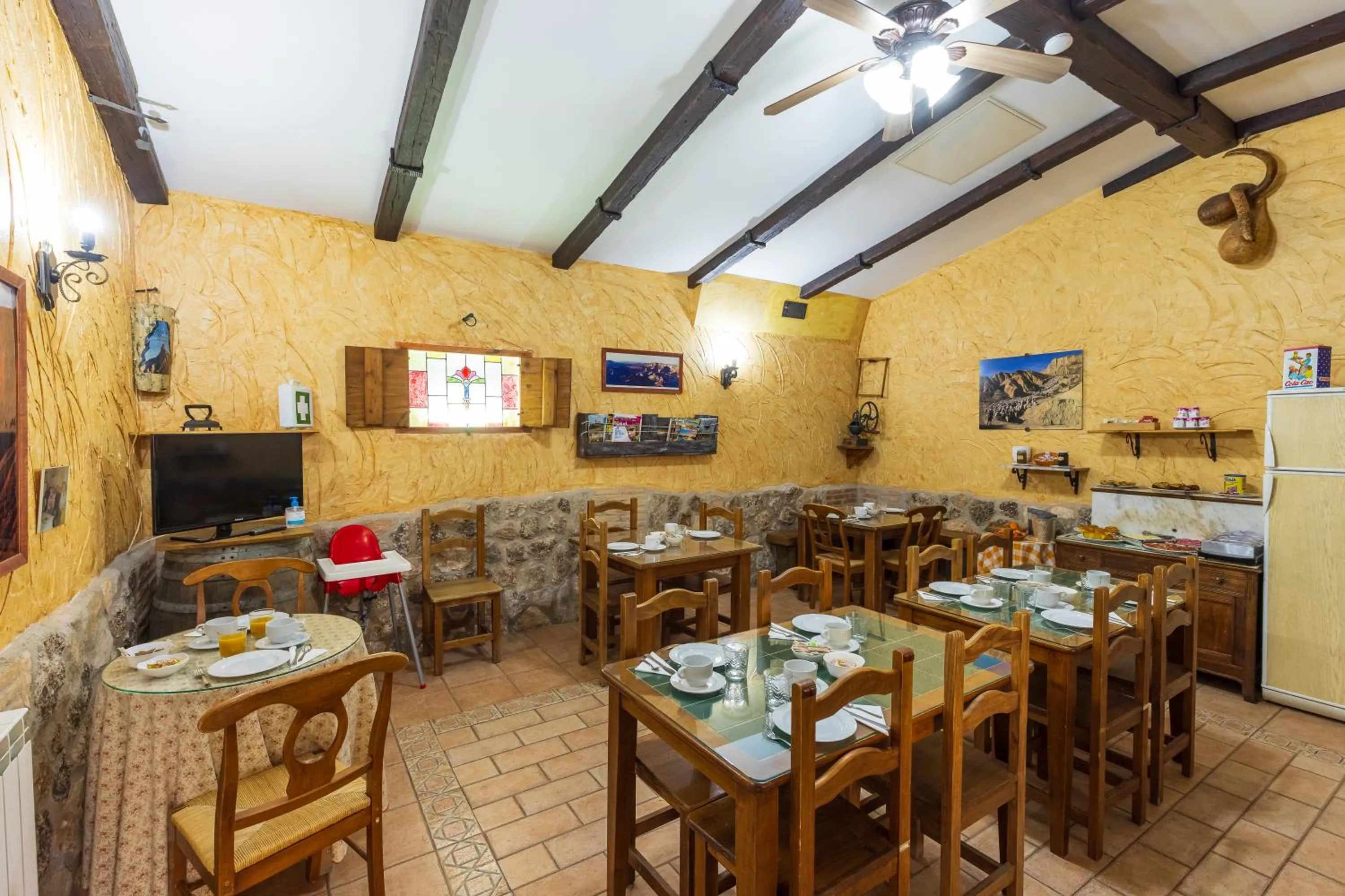 Communal kitchen in Casa Rural "La Bardena Blanca I "