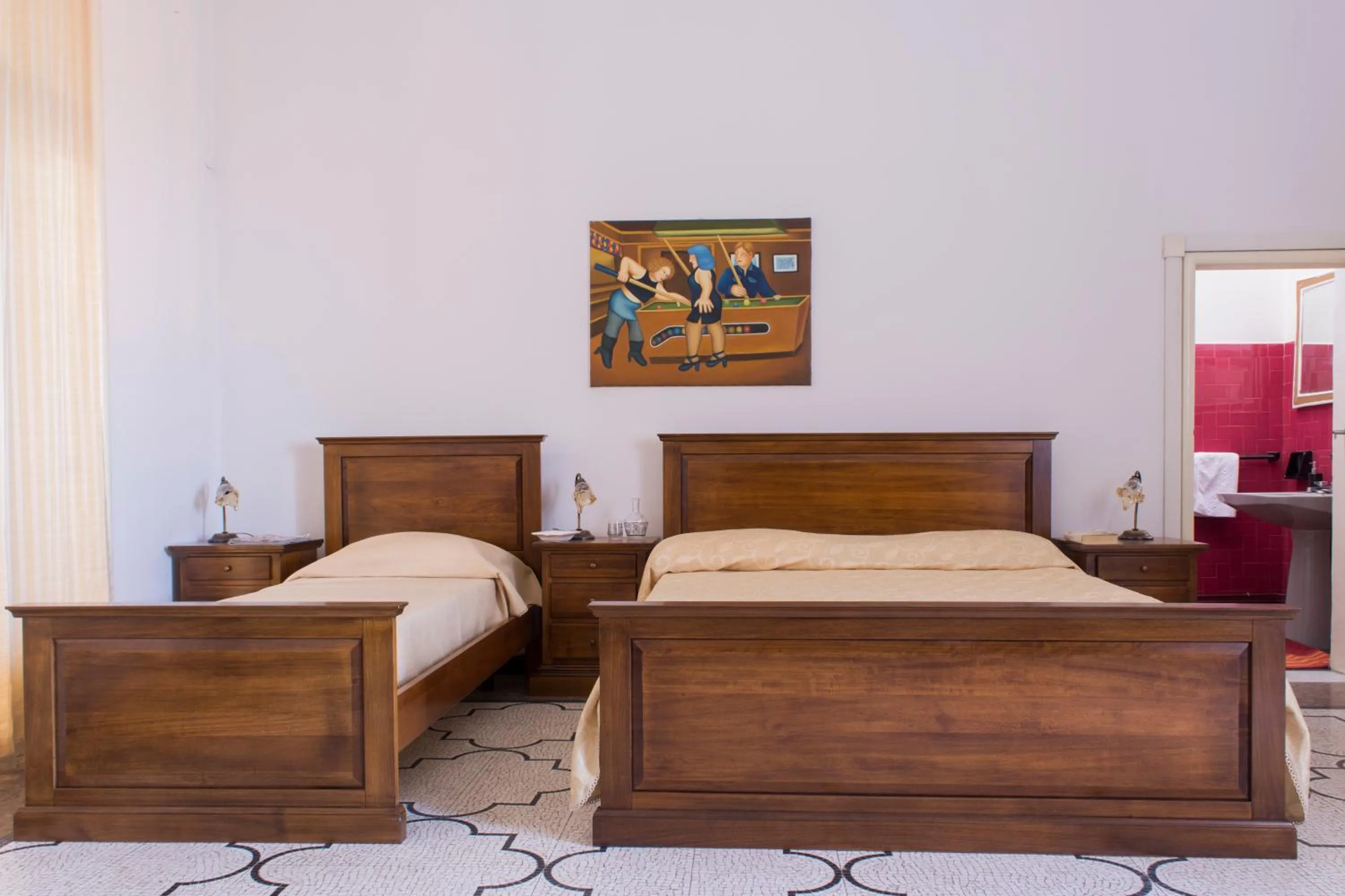 Photo of the whole room, Bed in 100 Craste