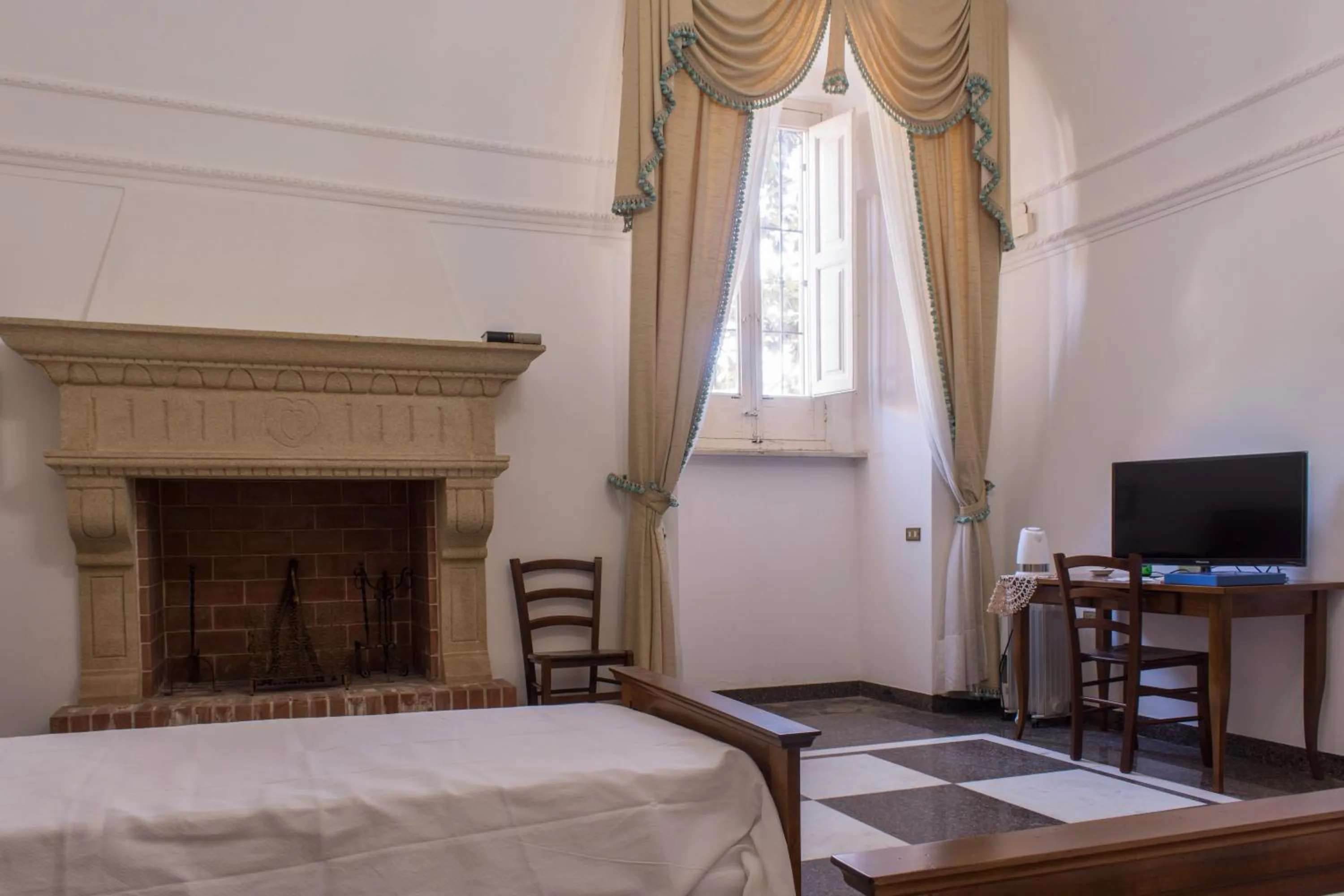 Photo of the whole room, Bed in 100 Craste