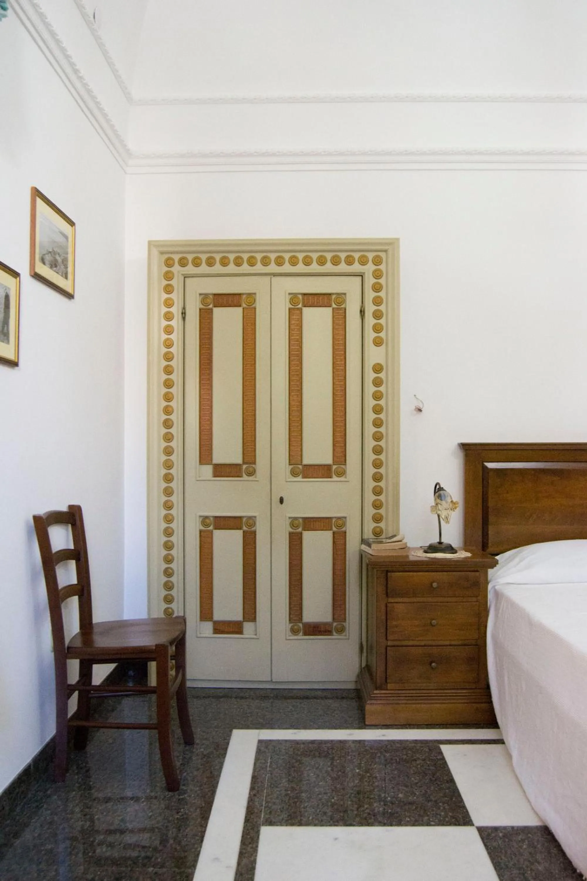 Decorative detail, Bed in 100 Craste