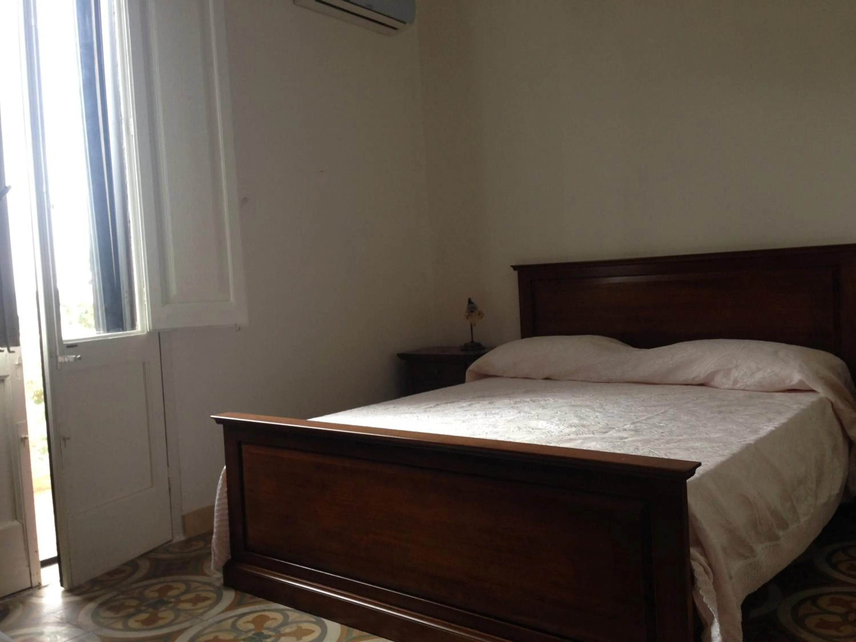 Photo of the whole room, Bed in 100 Craste