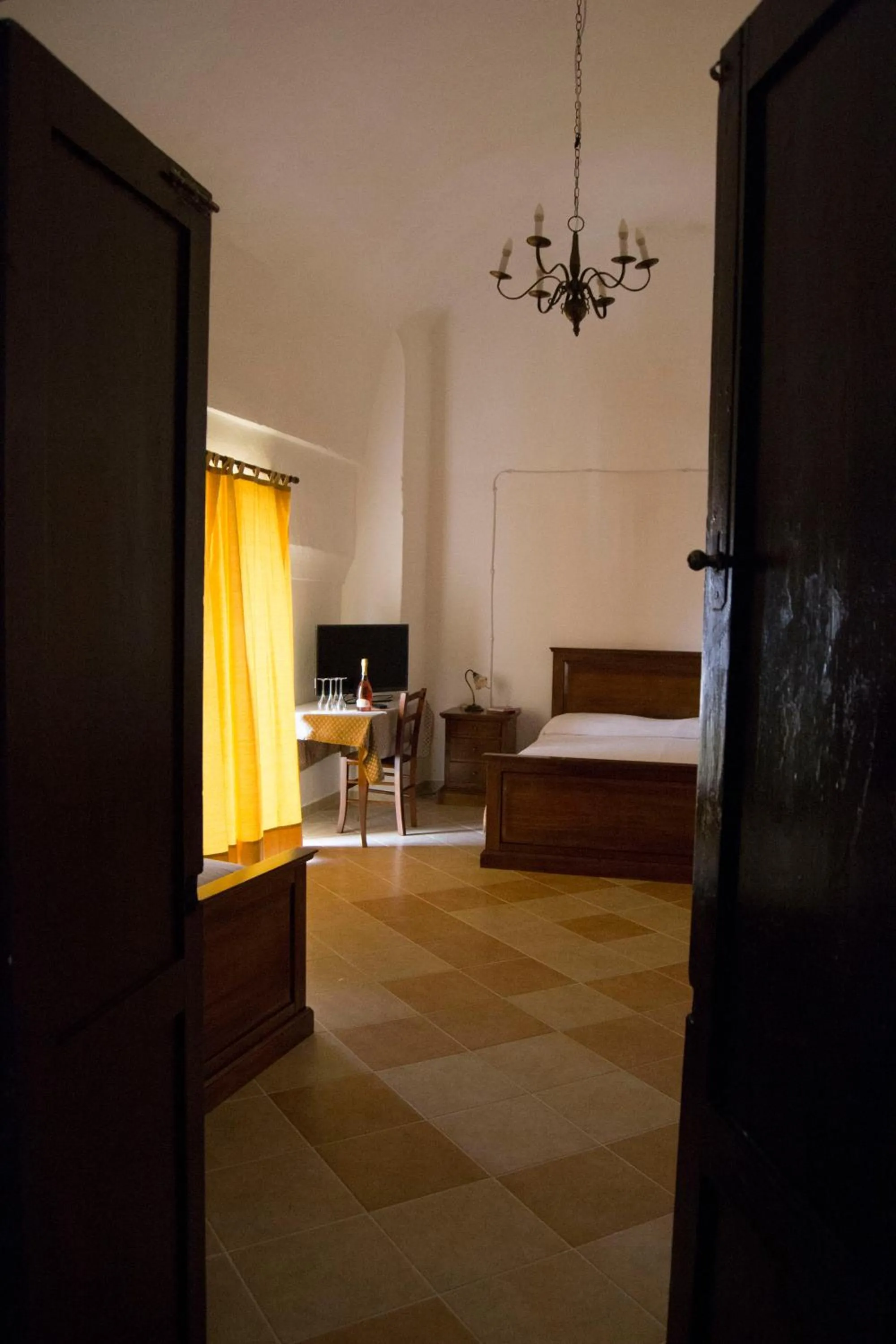 Photo of the whole room, Bed in 100 Craste