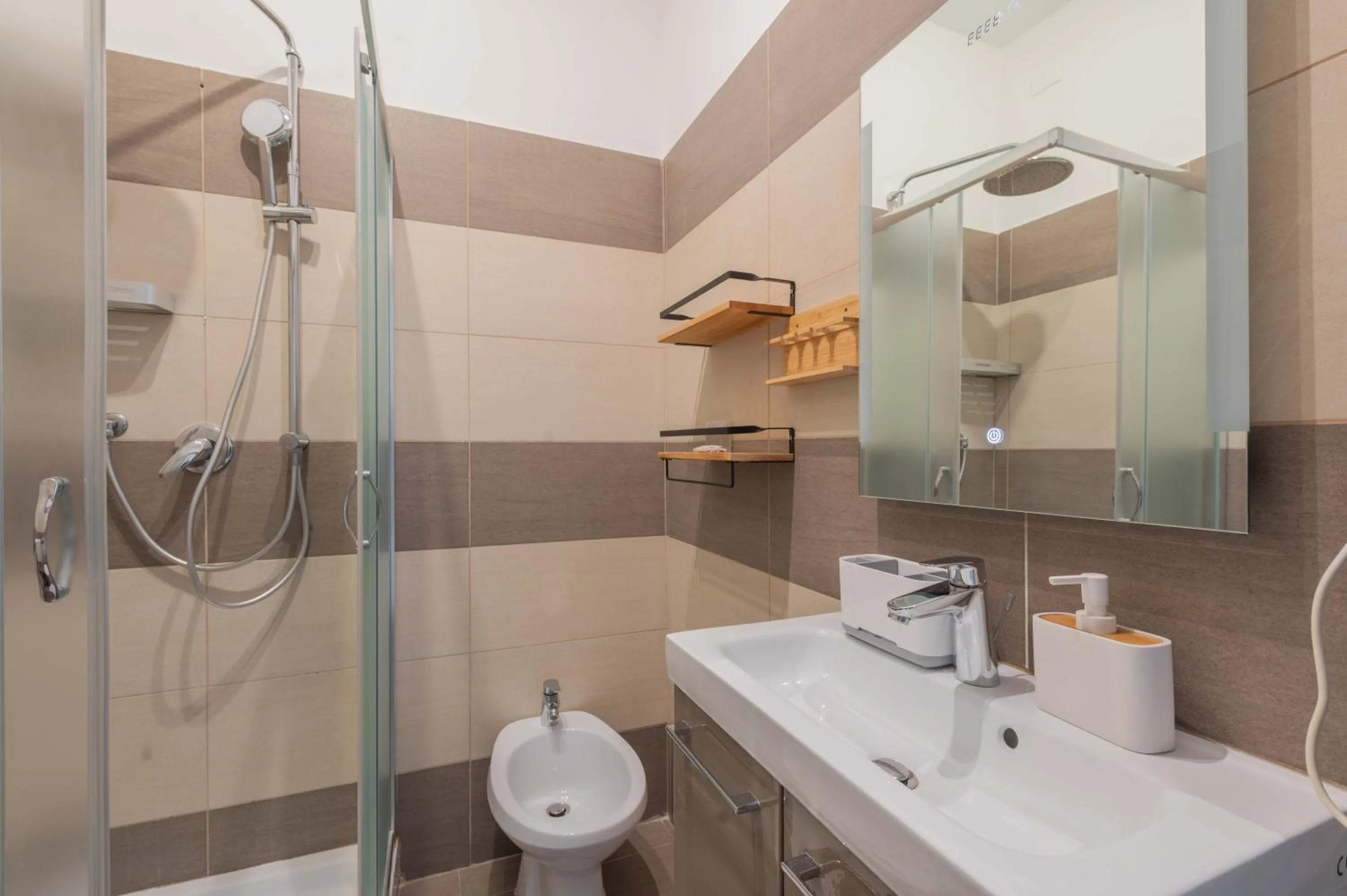 Shower in Rione Monti Suites