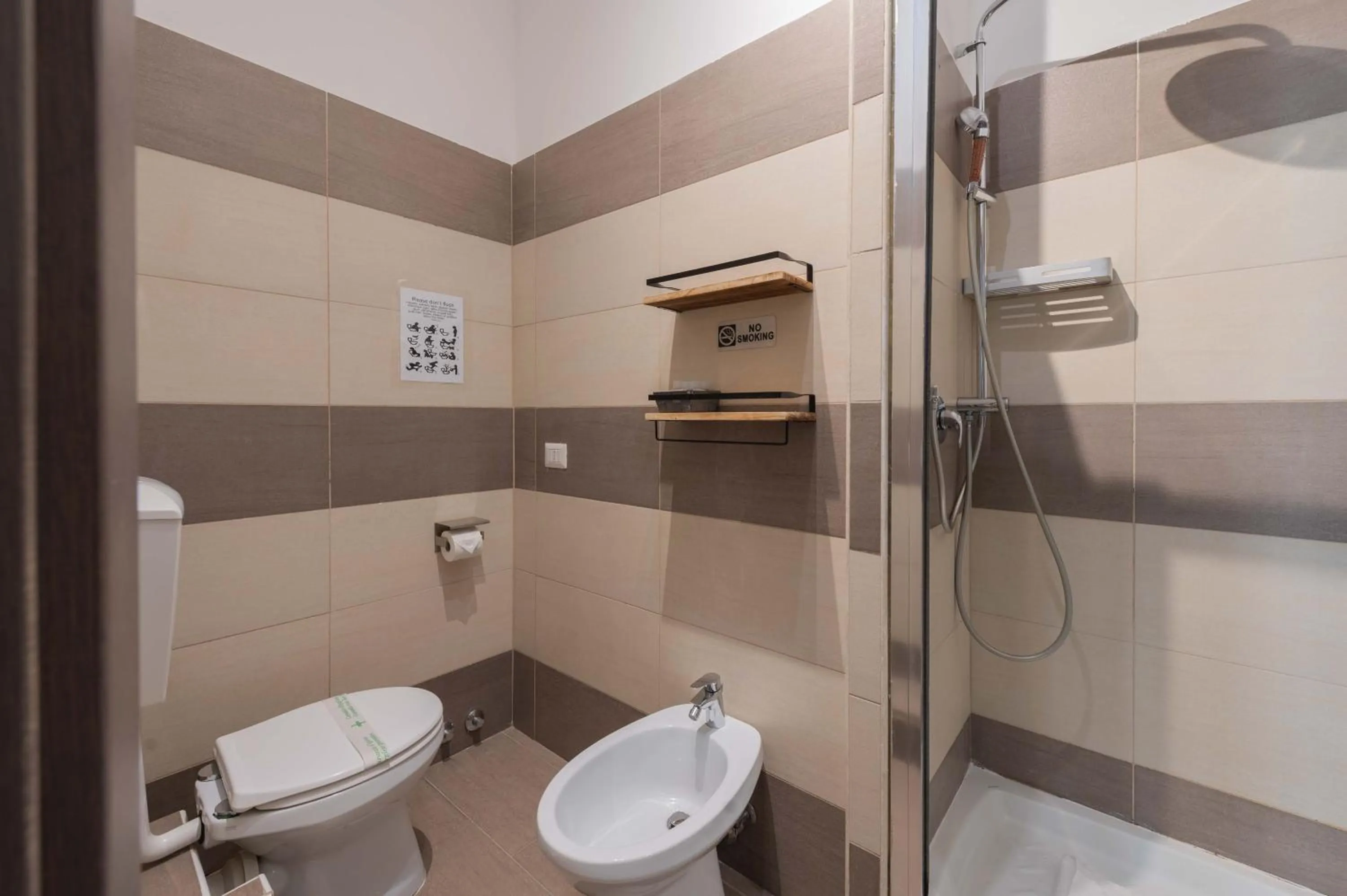 Shower in Rione Monti Suites