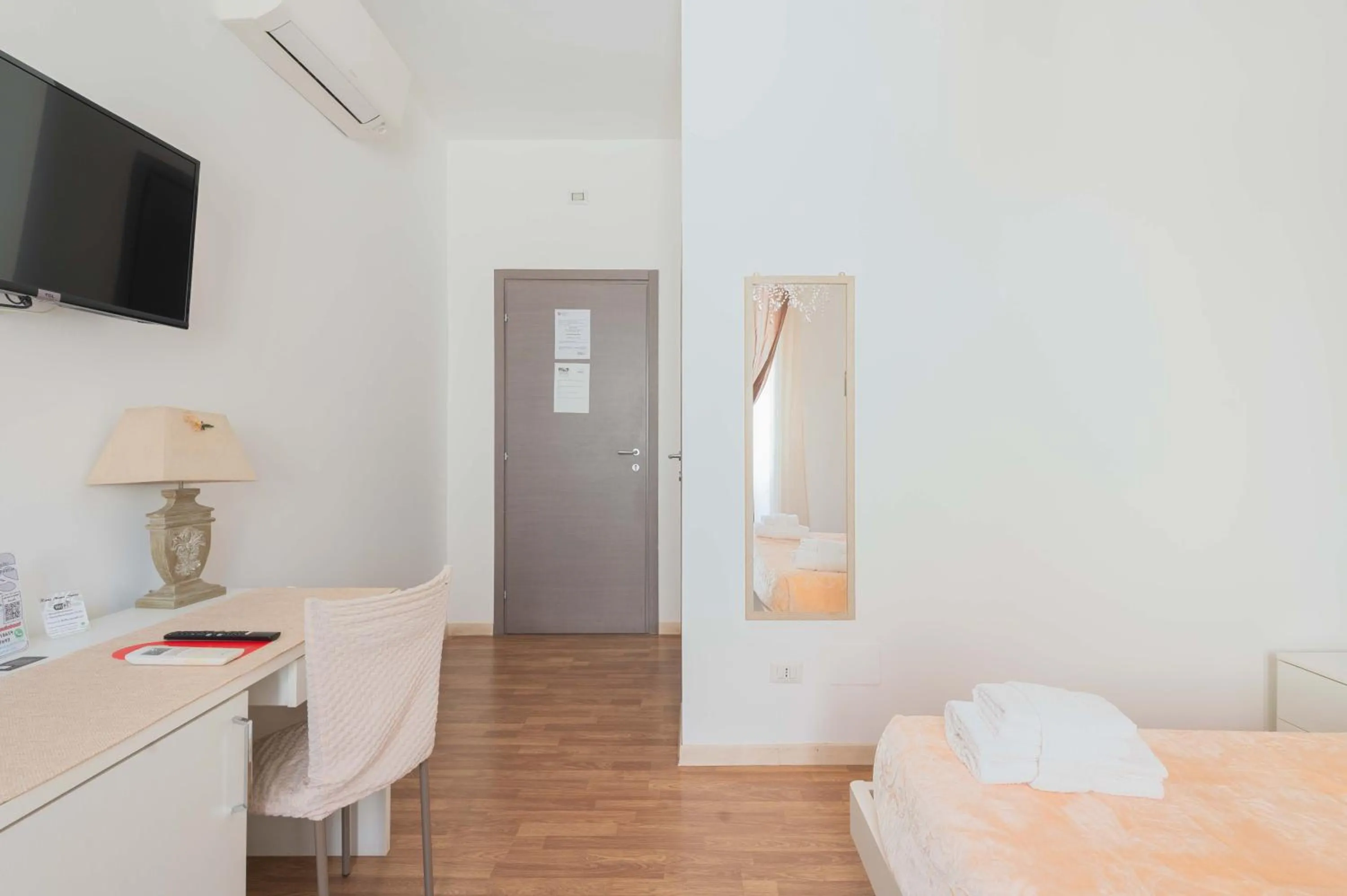 TV and multimedia, Bed in Rione Monti Suites