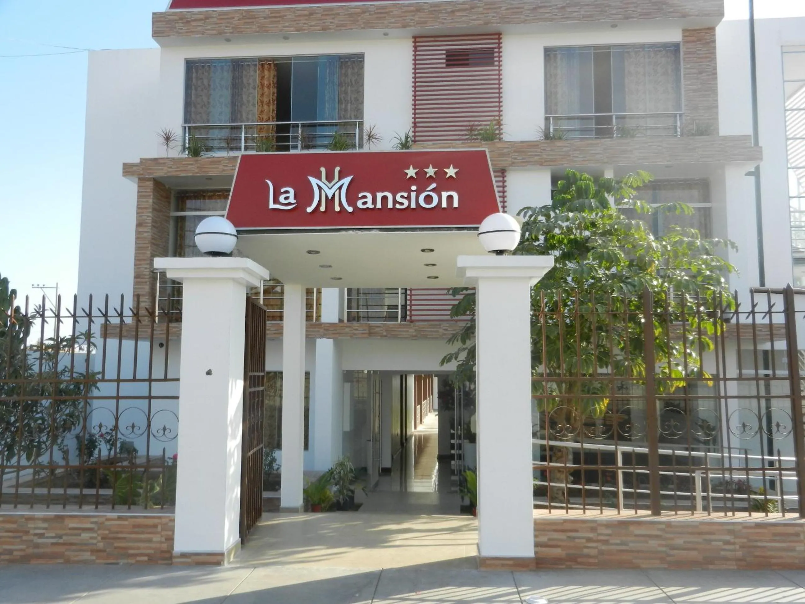 Facade/entrance in Hotel La Mansion