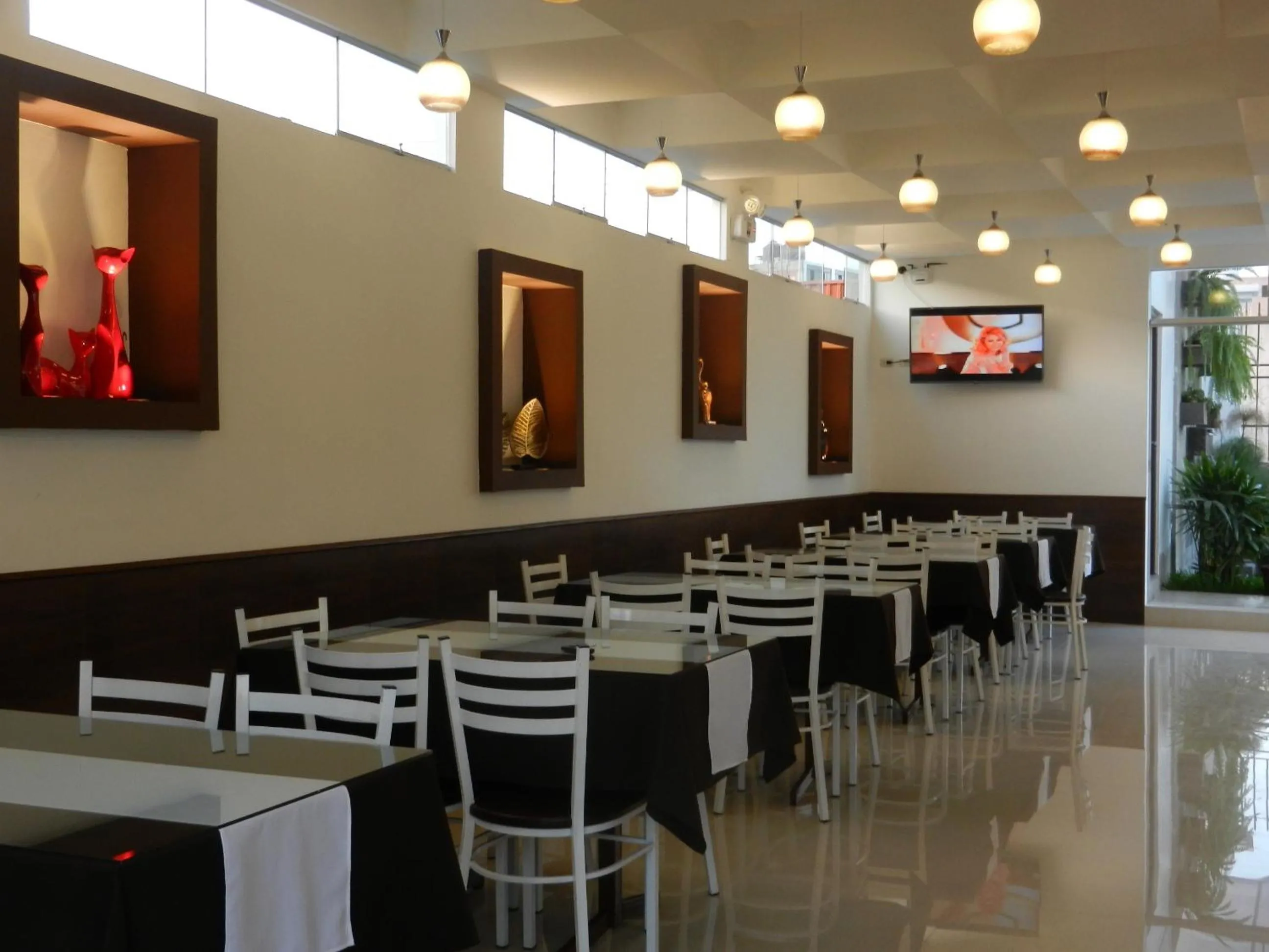 Restaurant/places to eat in Hotel La Mansion