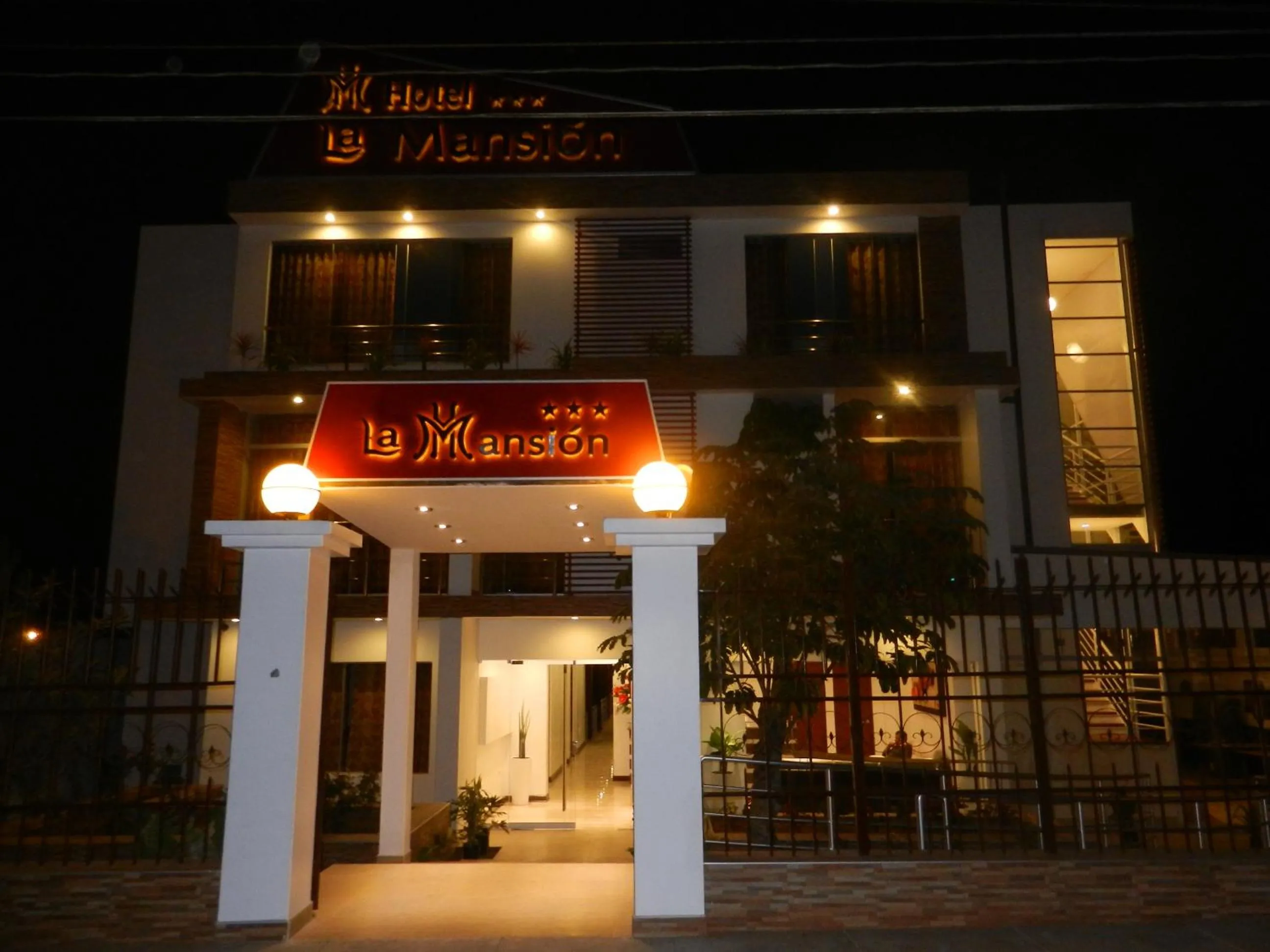Facade/entrance in Hotel La Mansion