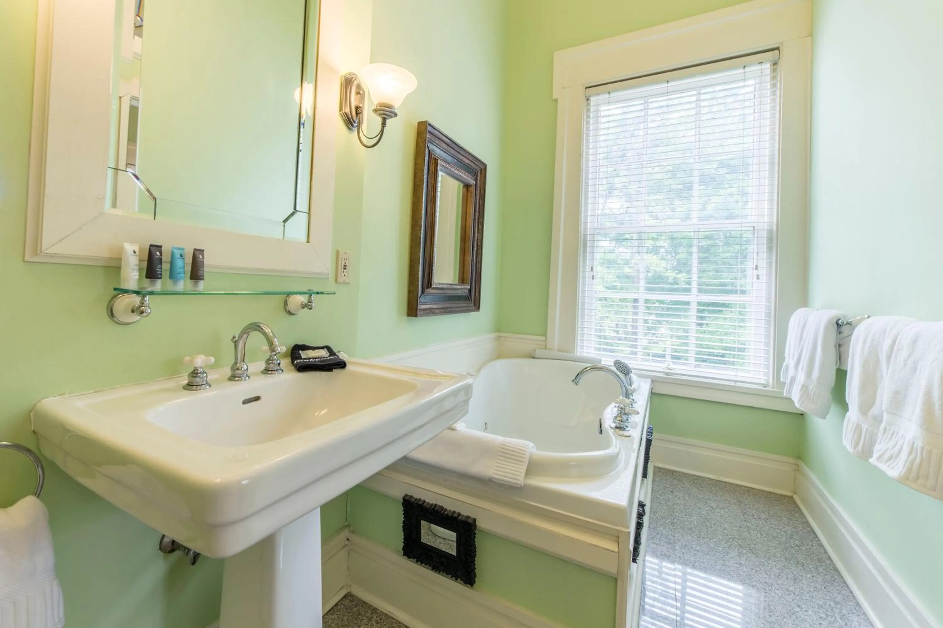 Deluxe King Suite in Bourbon Manor Bed & Breakfast Inn