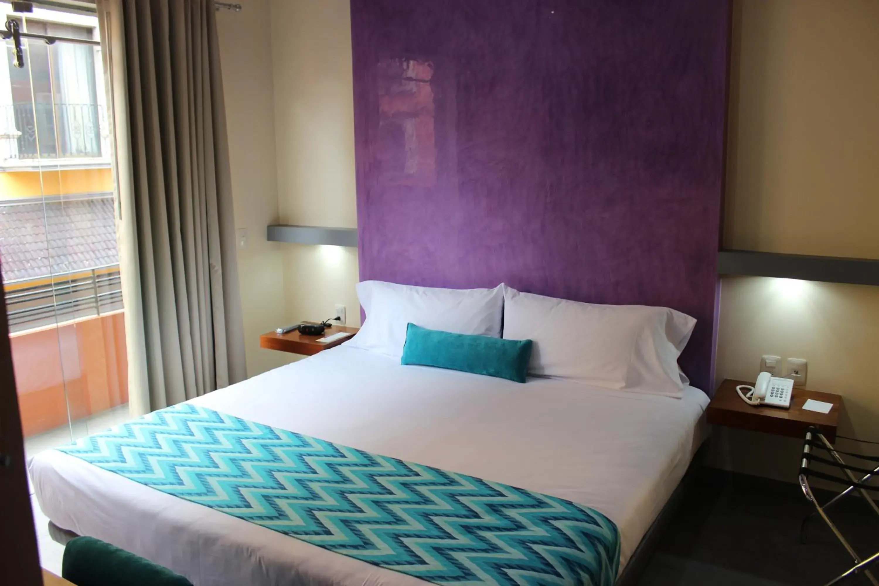 Superior King Room with Interior and Exterior View in Orizaba Inn Superior King Room with Interior and Exterior View in Orizaba Inn