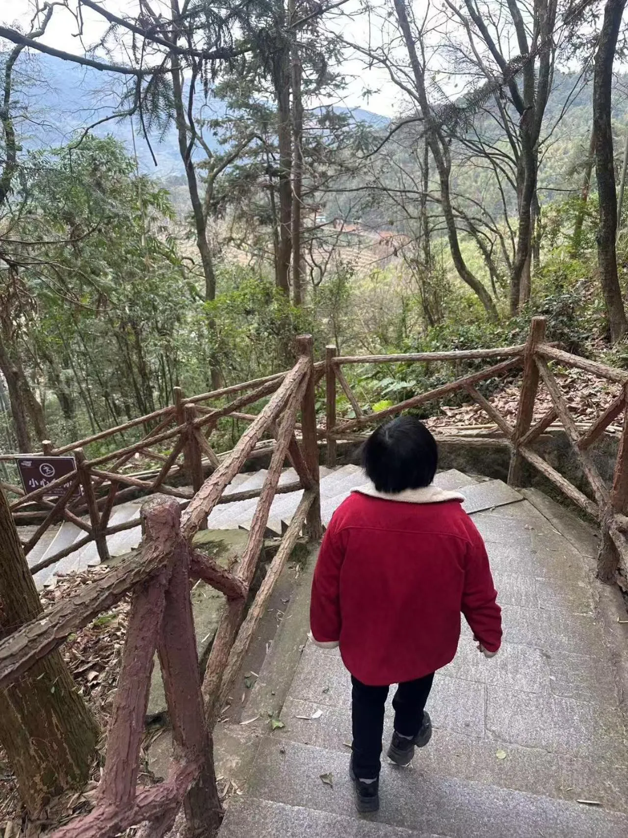 Hiking in Tulou Herongzhuang Inn
