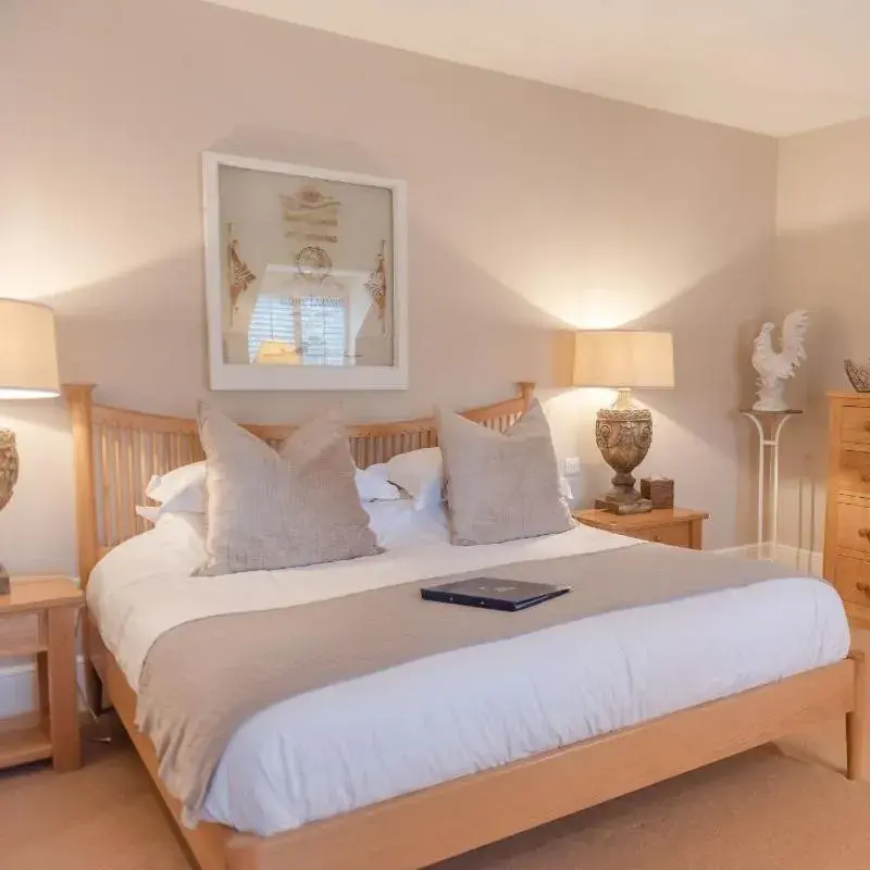 Superior King Room - single occupancy in The Bell at Hampton Poyle Superior King Room - single occupancy in The Bell at Hampton Poyle