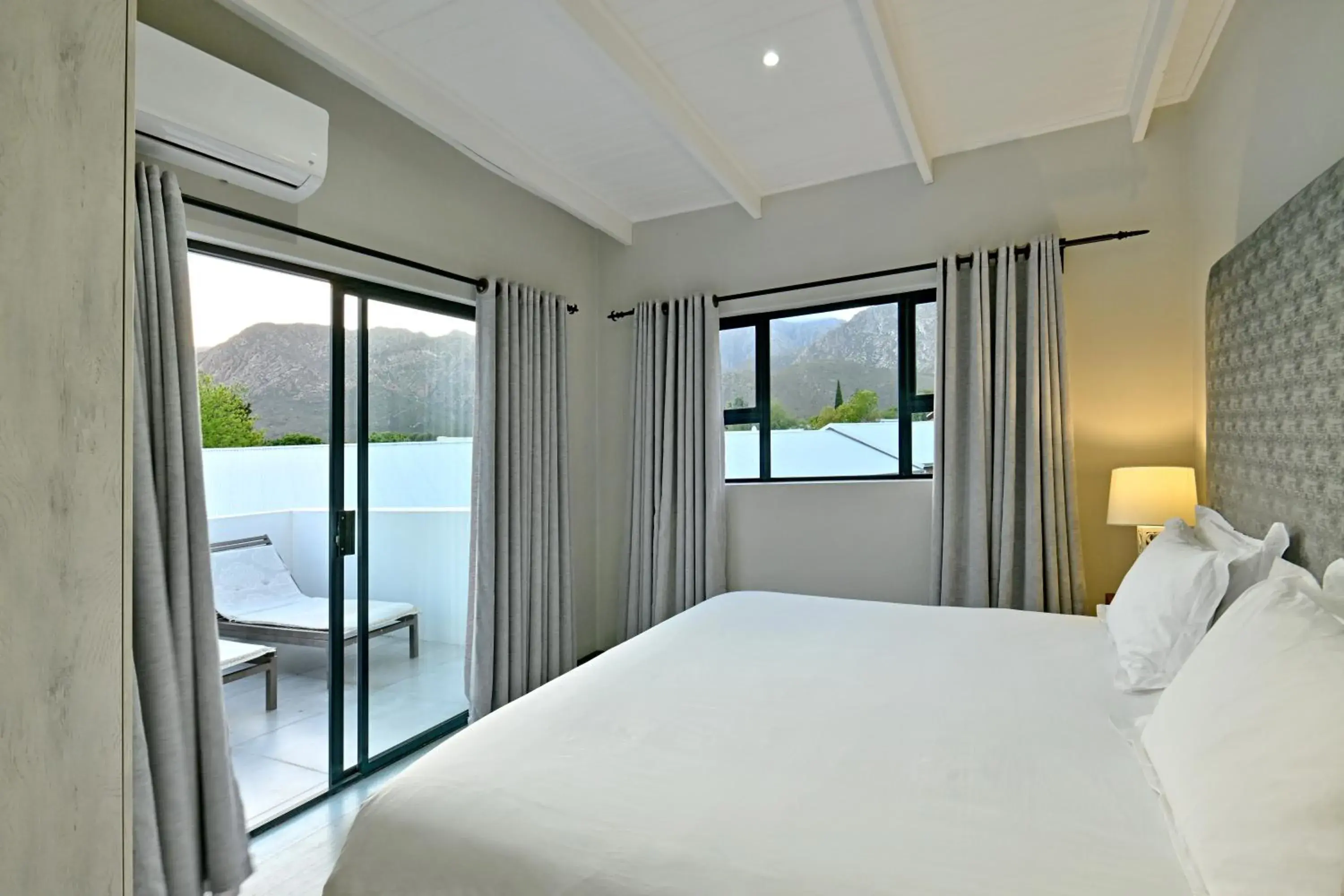 Bed in Mimosa Lodge Bed in Mimosa Lodge