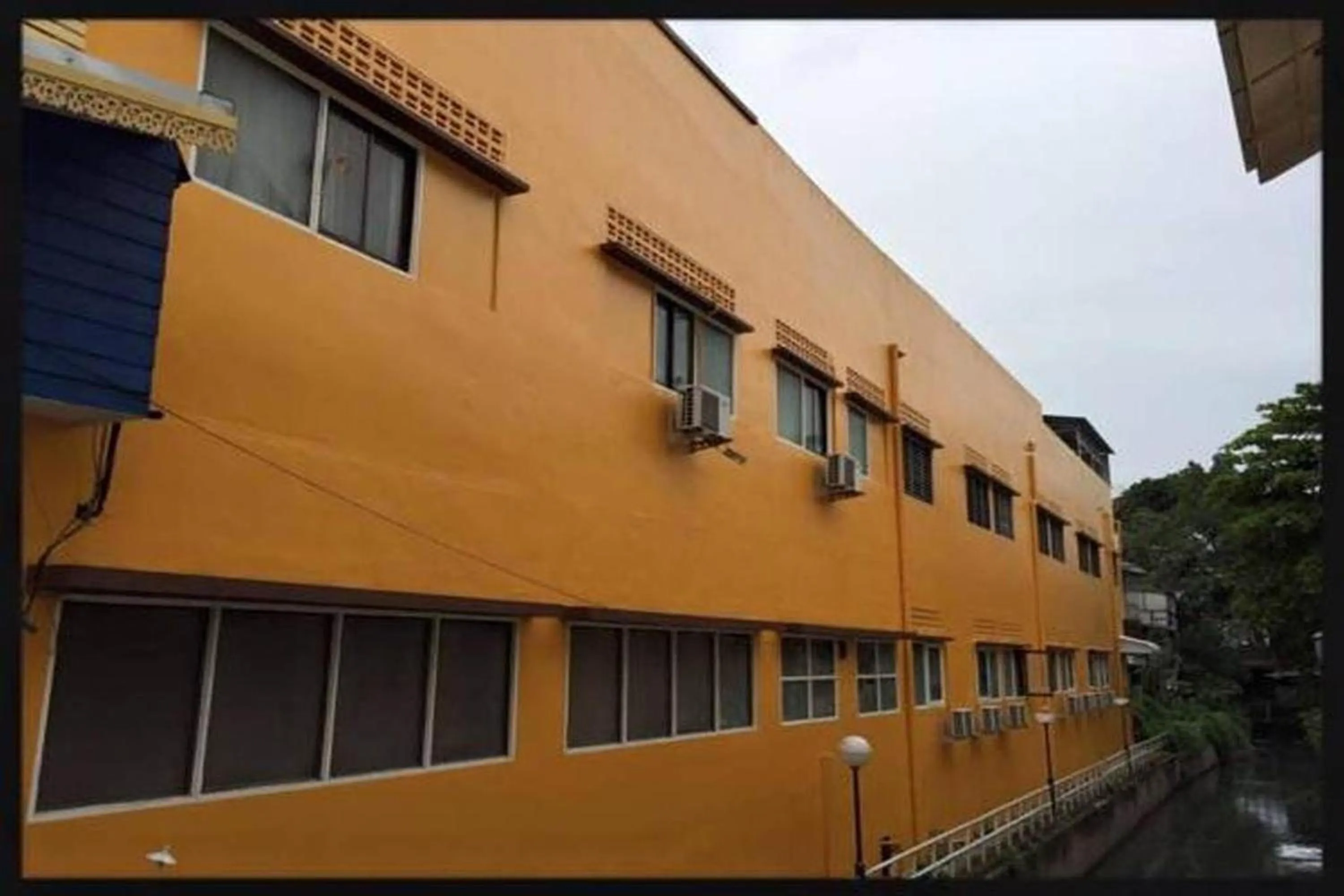 Property building in Tapae Inn